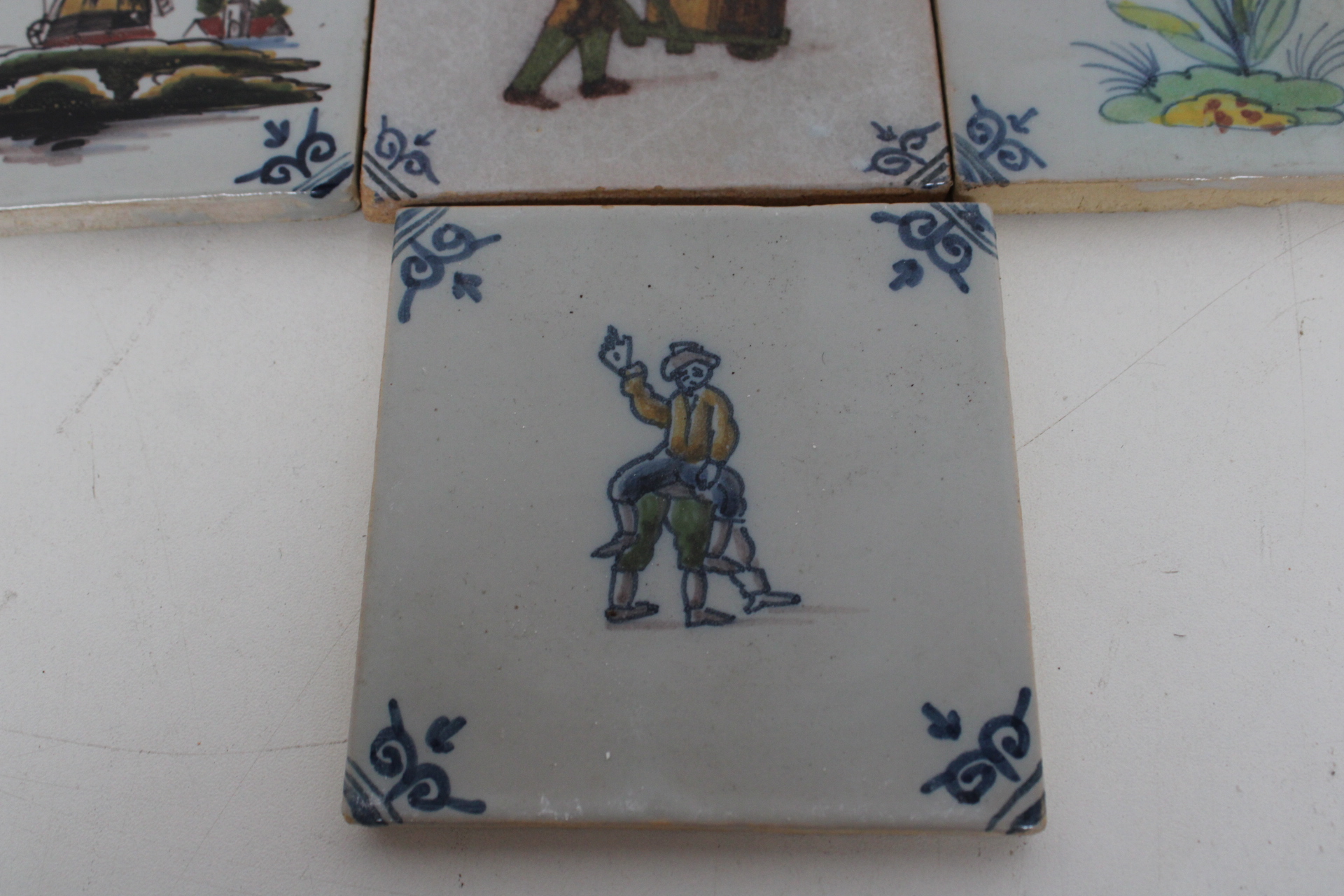 Set van 6 Delfts blauwe tegels met schilderingen – foto 7 – kavel bij GSD Auctions, Zoeterwoude