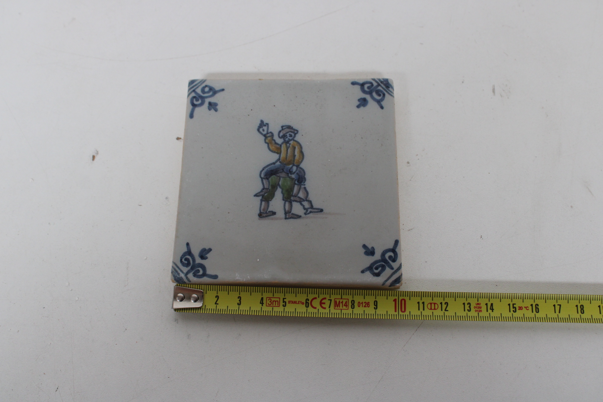 Set van 6 Delfts blauwe tegels met schilderingen – foto 8 – kavel bij GSD Auctions, Zoeterwoude