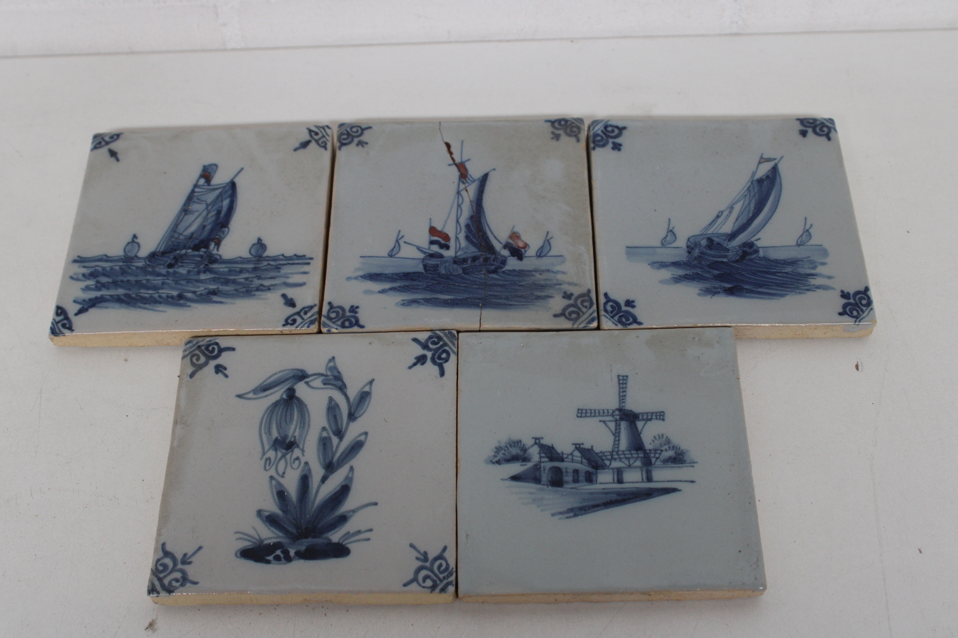 Set van vijf Delfts blauwe tegels – foto 2 – kavel bij GSD Auctions, Zoeterwoude