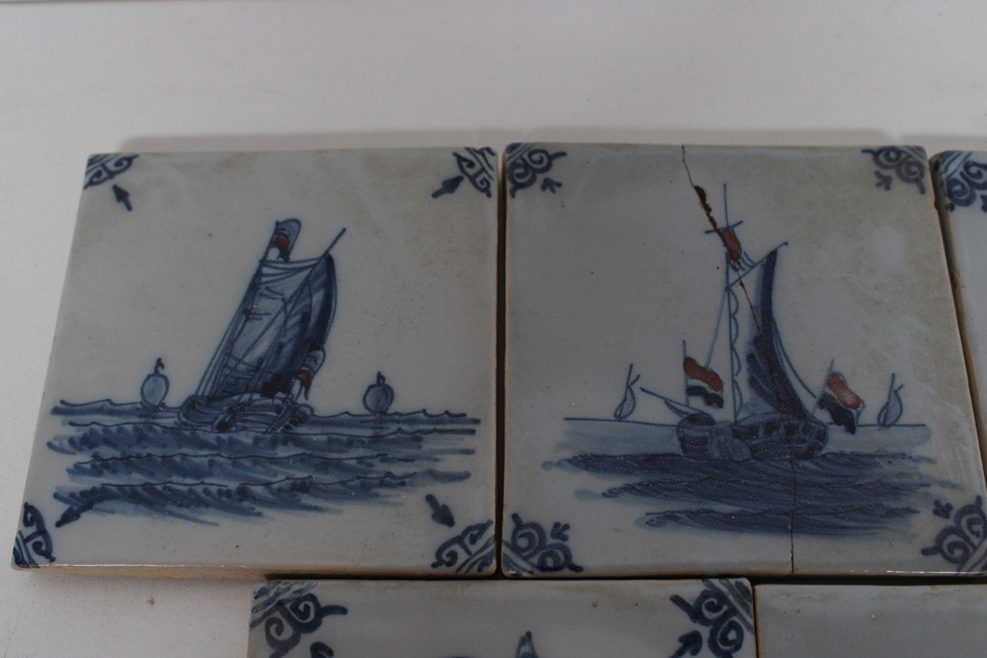 Set van vijf Delfts blauwe tegels – foto 3 – kavel bij GSD Auctions, Zoeterwoude