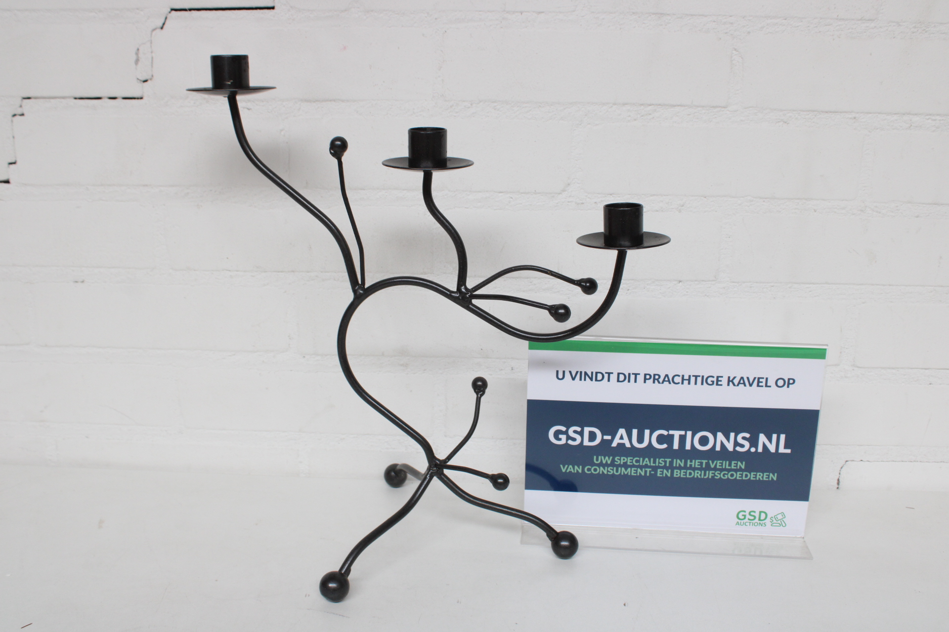 Zwart metalen kandelaar voor drie kaarsen – kavel bij GSD Auctions, Zoeterwoude