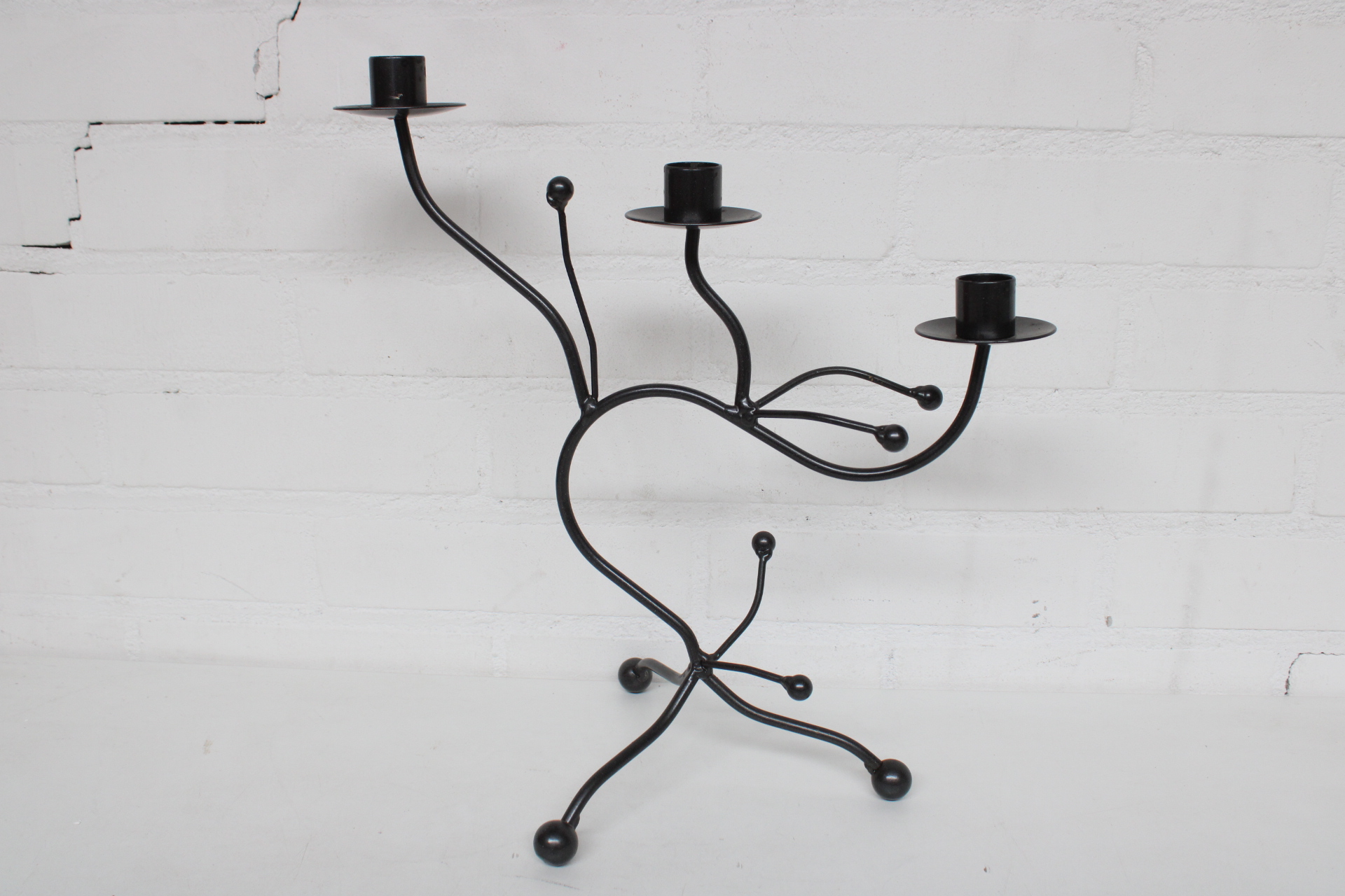 Zwart metalen kandelaar voor drie kaarsen – foto 2 – kavel bij GSD Auctions, Zoeterwoude