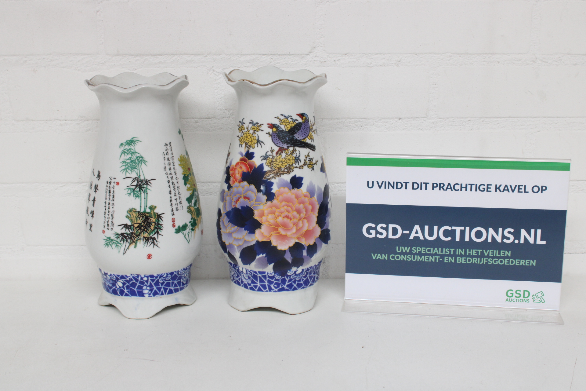 Set van 2 decoratieve vazen met bloemen- en vogelmotief – kavel bij GSD Auctions, Zoeterwoude