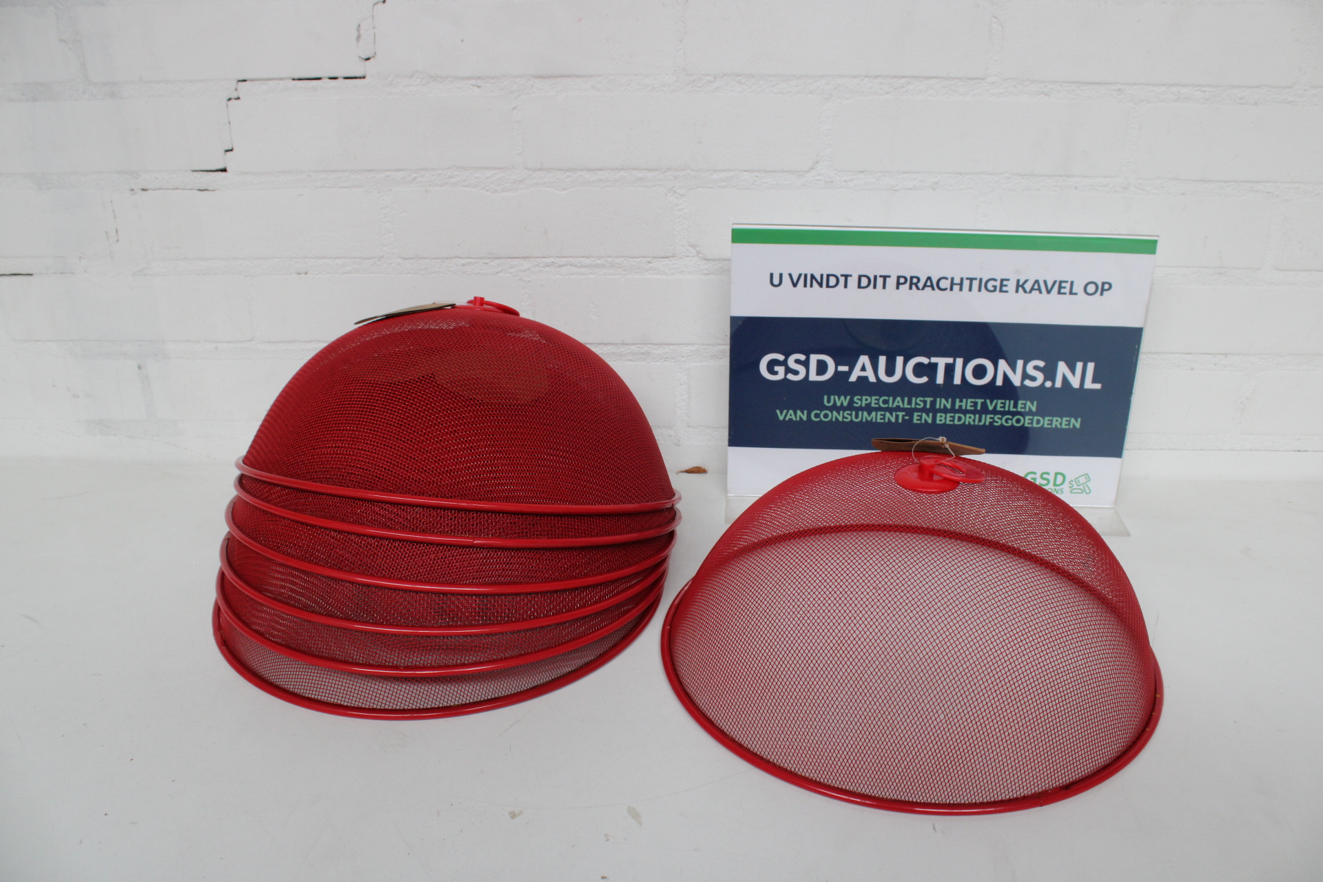 Set van 7 rode voedselkappen – kavel bij GSD Auctions, Zoeterwoude