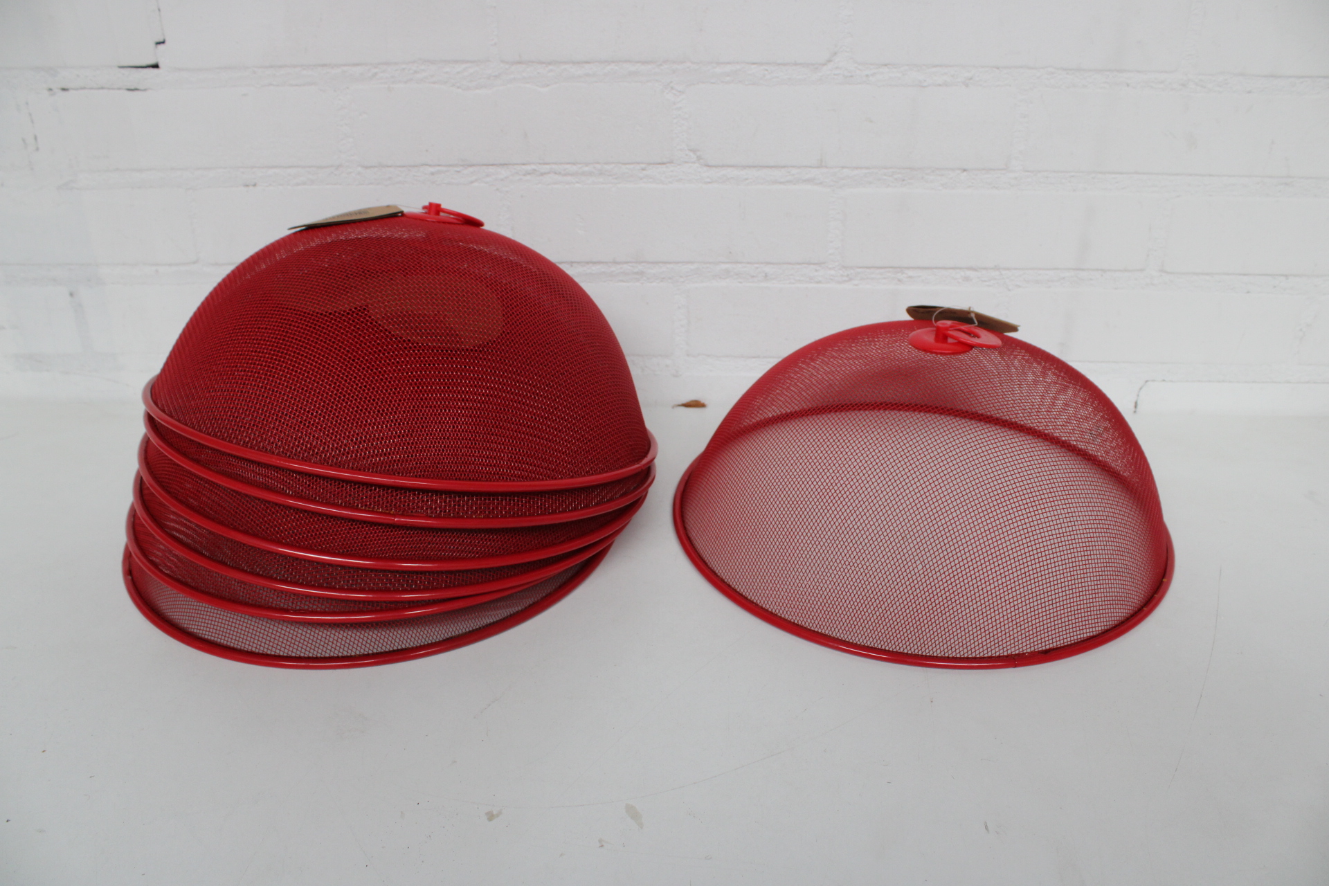 Set van 7 rode voedselkappen – foto 2 – kavel bij GSD Auctions, Zoeterwoude
