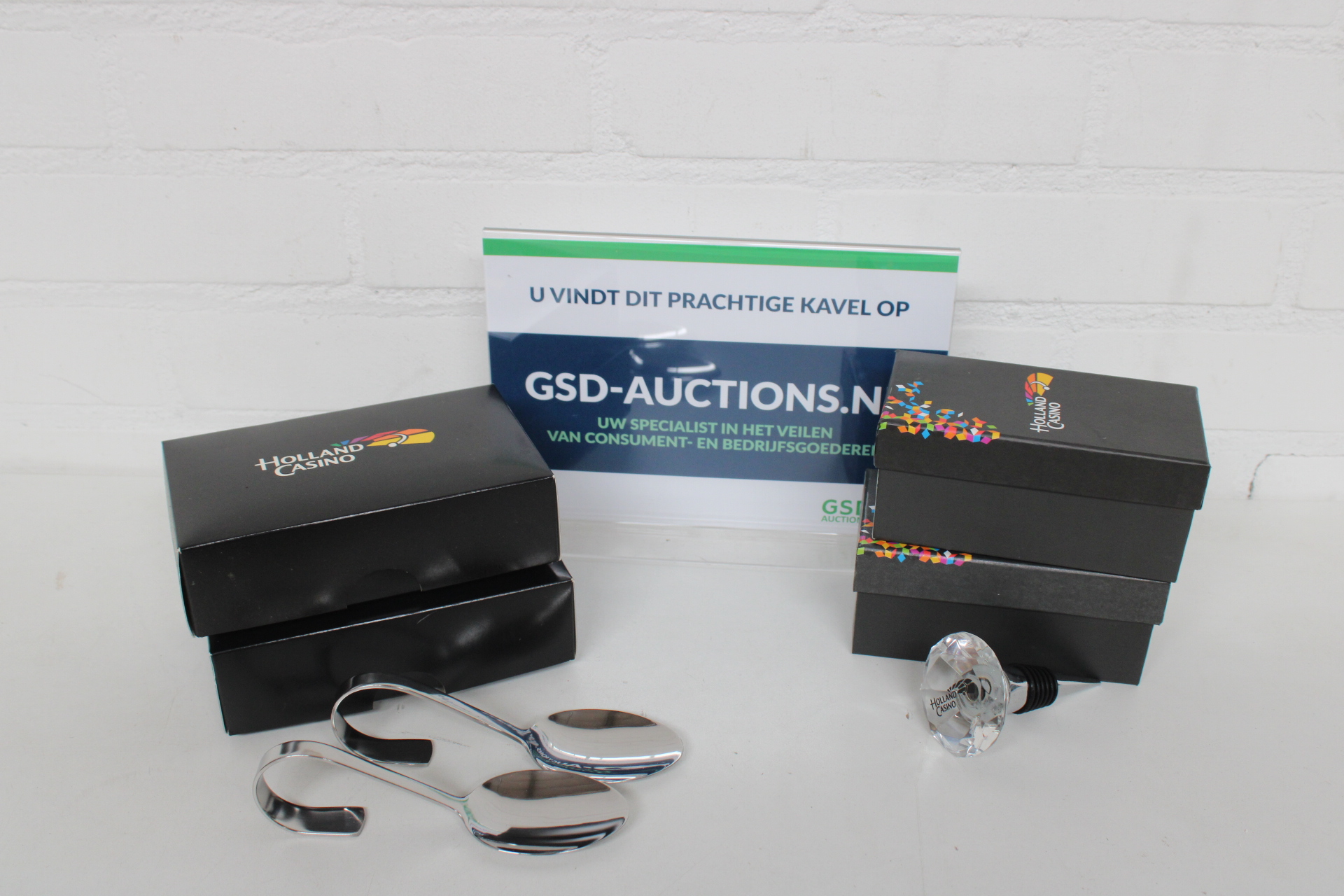 Set van 2 amuselepels en een flessenstopper – kavel bij GSD Auctions, Zoeterwoude