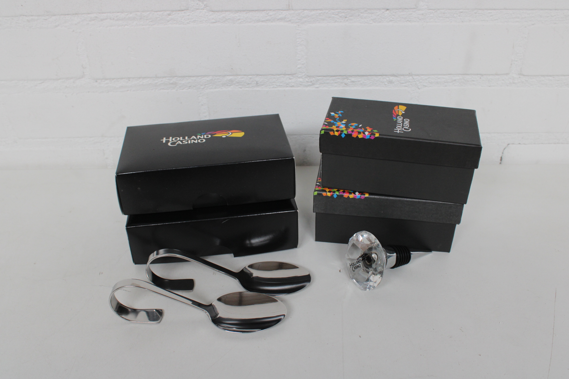 Set van 2 amuselepels en een flessenstopper – foto 2 – kavel bij GSD Auctions, Zoeterwoude