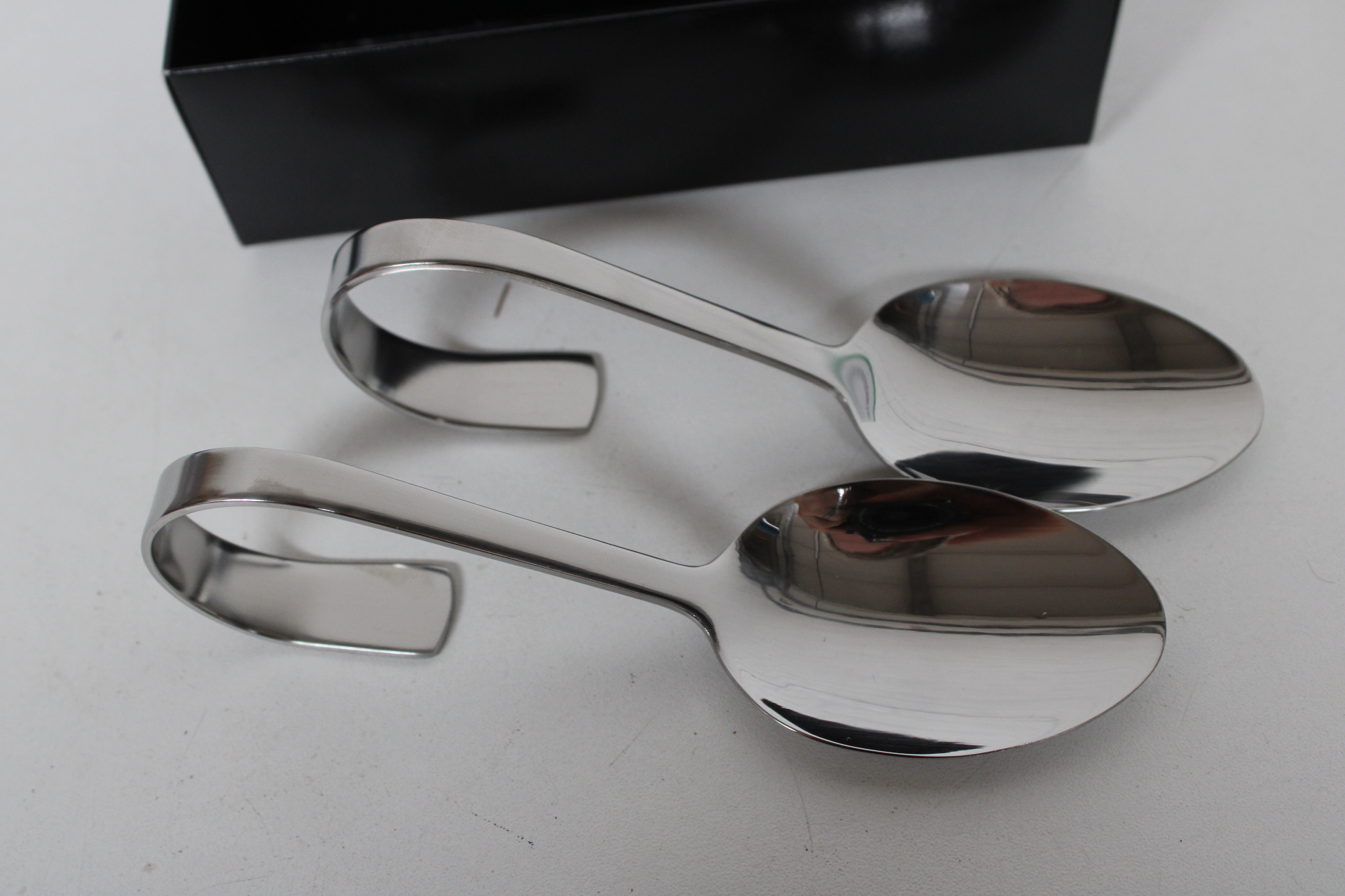 Set van 2 amuselepels en een flessenstopper – foto 4 – kavel bij GSD Auctions, Zoeterwoude