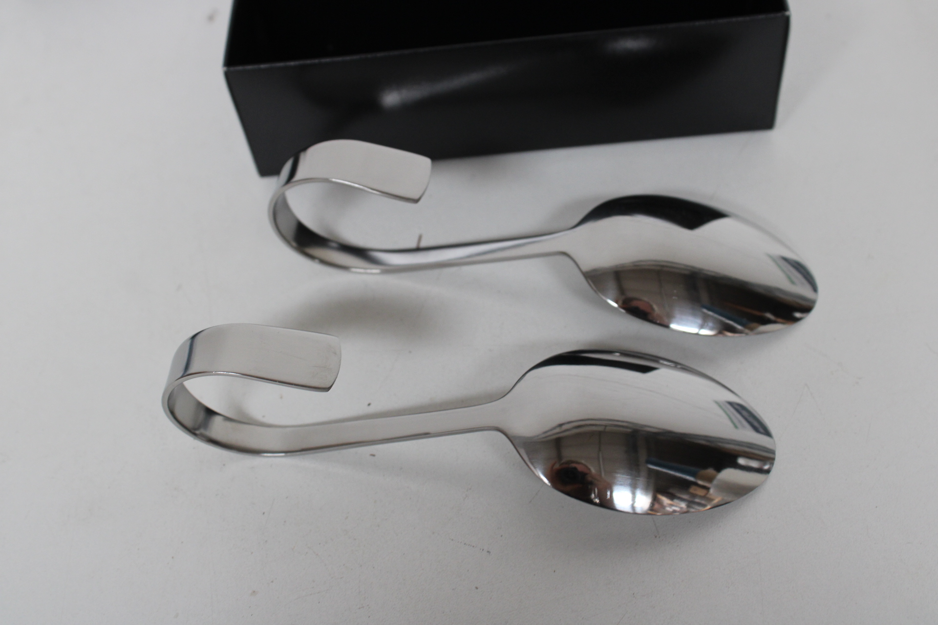 Set van 2 amuselepels en een flessenstopper – foto 5 – kavel bij GSD Auctions, Zoeterwoude