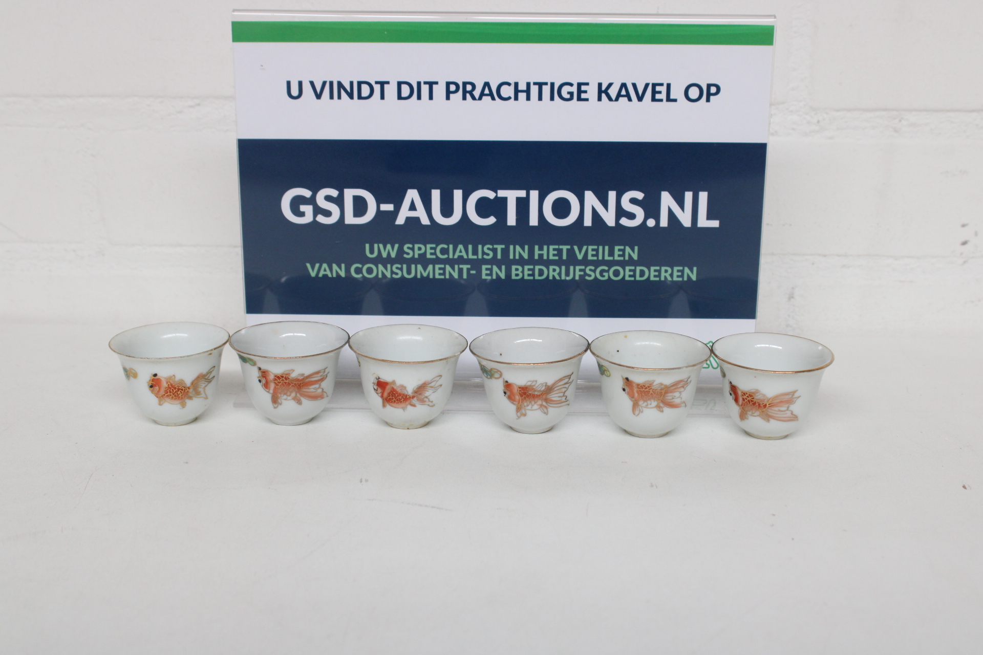 Set van 6 kleine porseleinen theekopjes met goudvisdecoratie – kavel bij GSD Auctions, Zoeterwoude