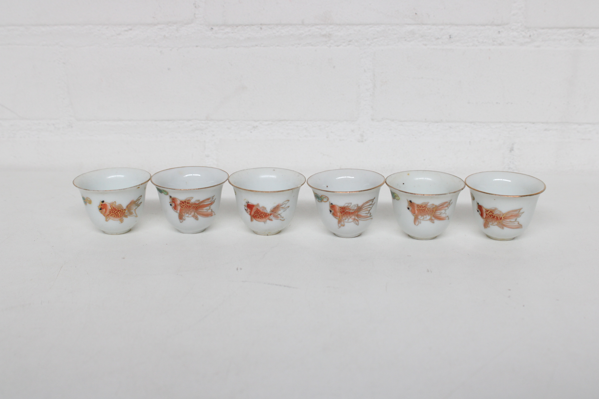 Set van 6 kleine porseleinen theekopjes met goudvisdecoratie – foto 2 – kavel bij GSD Auctions, Zoeterwoude