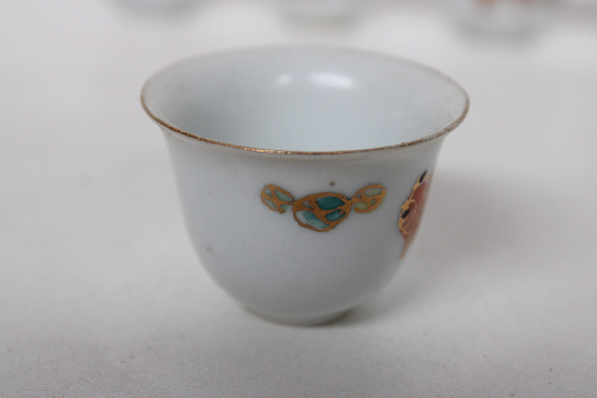 Set van 6 kleine porseleinen theekopjes met goudvisdecoratie – foto 4 – kavel bij GSD Auctions, Zoeterwoude
