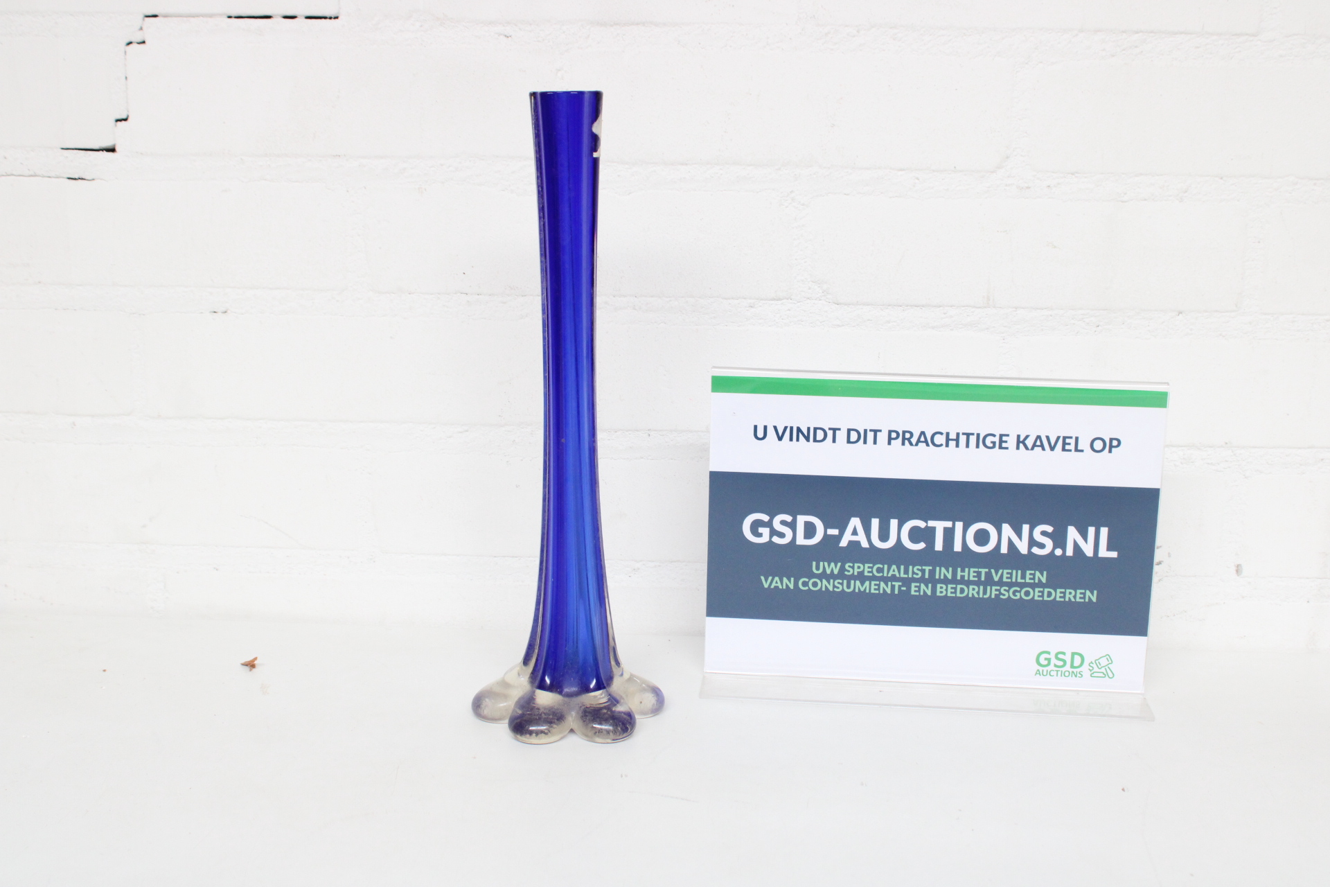 Blauwe glazen vaas met brede voet – kavel bij GSD Auctions, Zoeterwoude