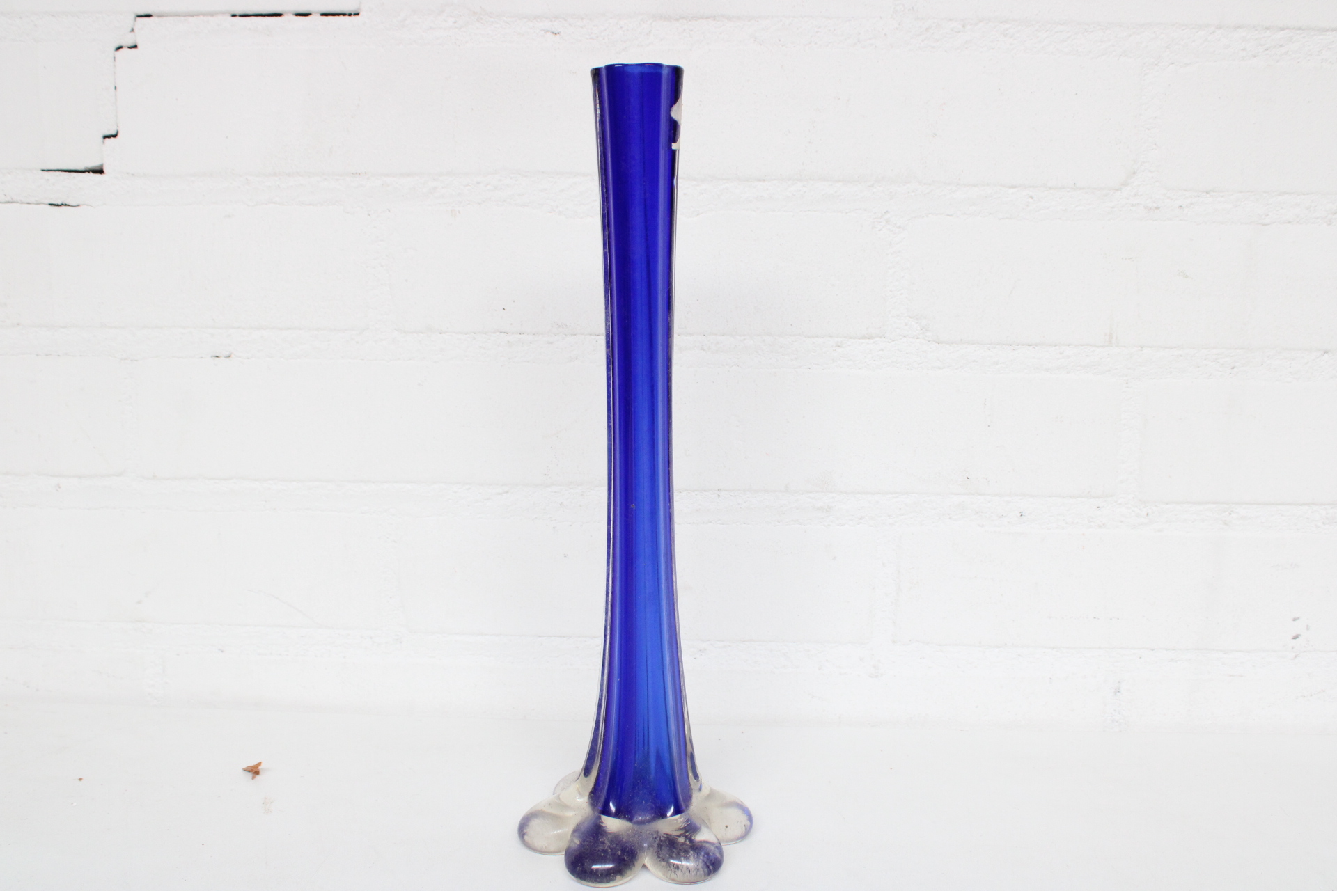 Blauwe glazen vaas met brede voet – foto 2 – kavel bij GSD Auctions, Zoeterwoude