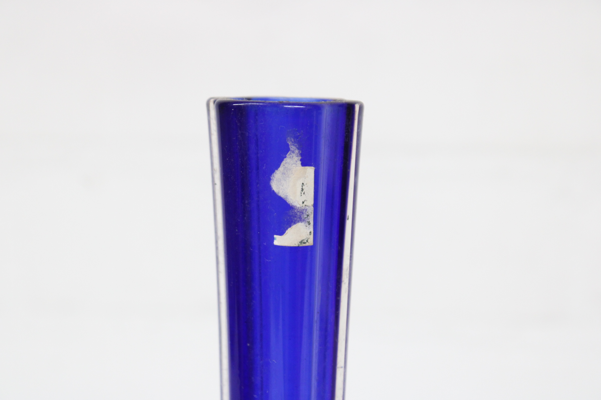 Blauwe glazen vaas met brede voet – foto 5 – kavel bij GSD Auctions, Zoeterwoude