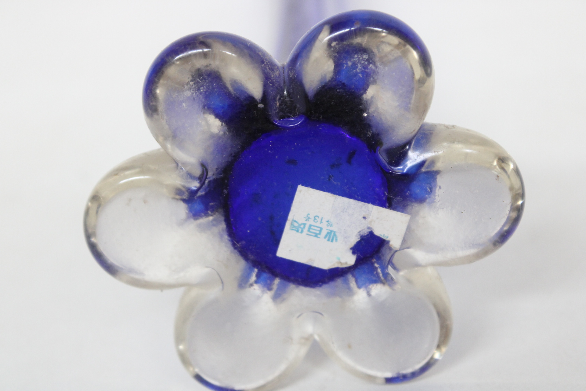 Blauwe glazen vaas met brede voet – foto 6 – kavel bij GSD Auctions, Zoeterwoude