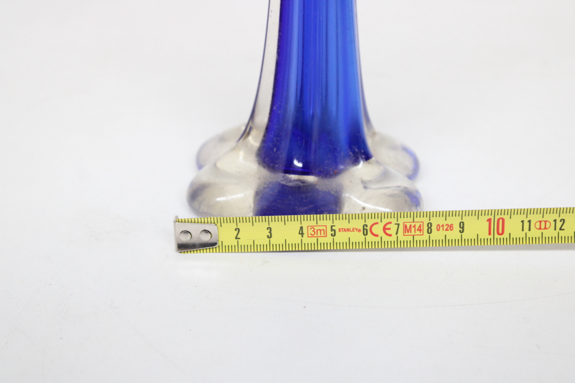 Blauwe glazen vaas met brede voet – foto 7 – kavel bij GSD Auctions, Zoeterwoude