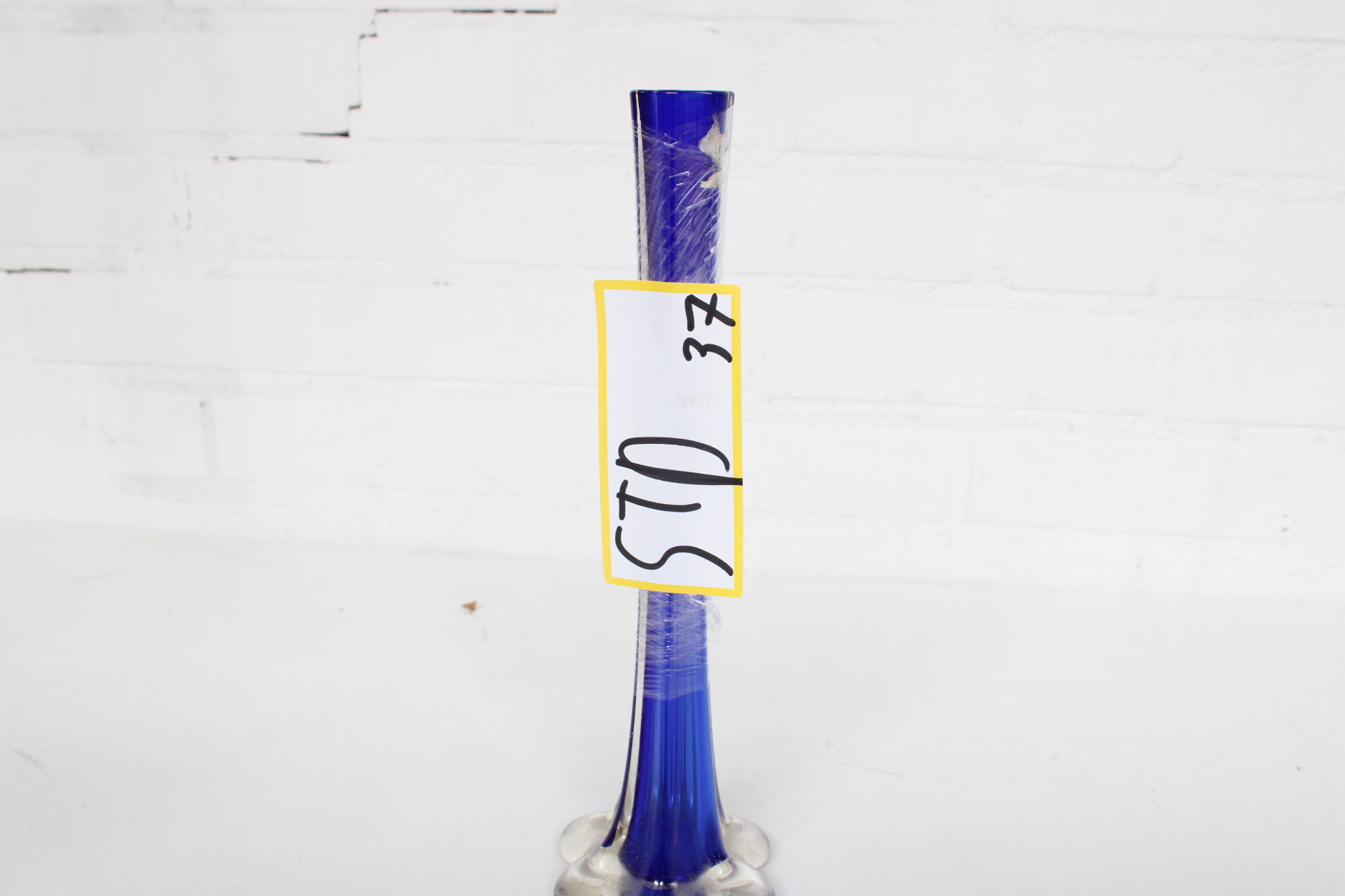Blauwe glazen vaas met brede voet – foto 9 – kavel bij GSD Auctions, Zoeterwoude