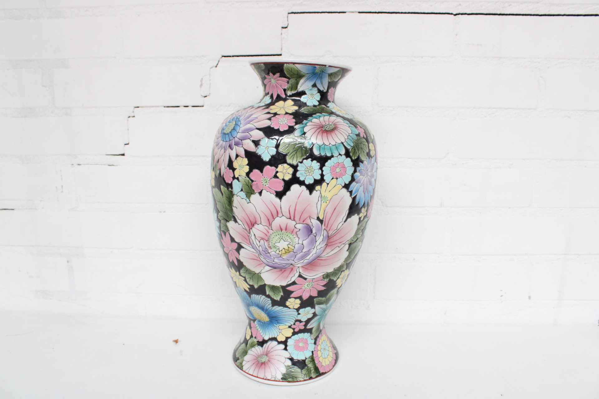 Vaas met kleurrijk bloemmotief – foto 2 – kavel bij GSD Auctions, Zoeterwoude