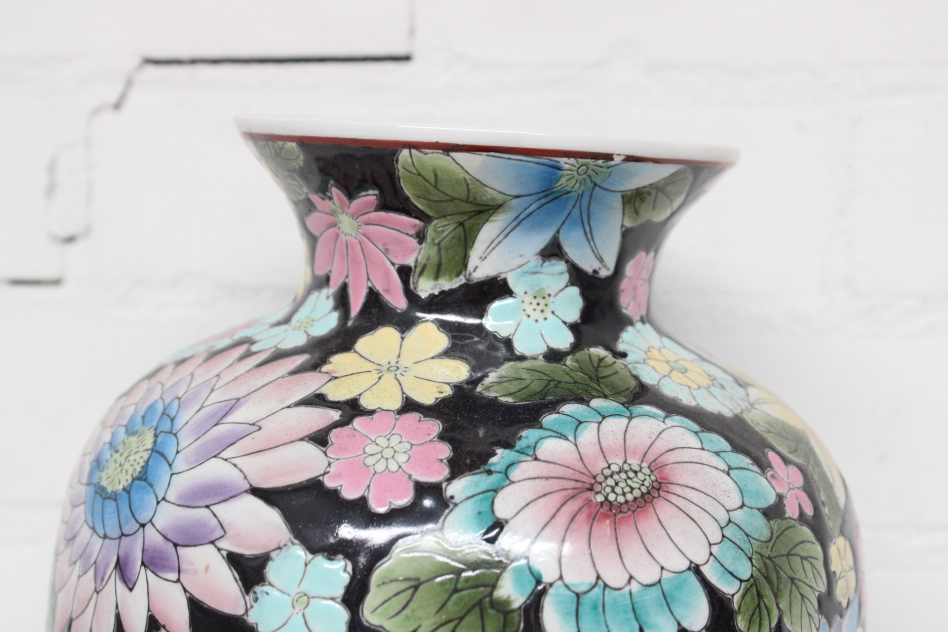 Vaas met kleurrijk bloemmotief – foto 3 – kavel bij GSD Auctions, Zoeterwoude