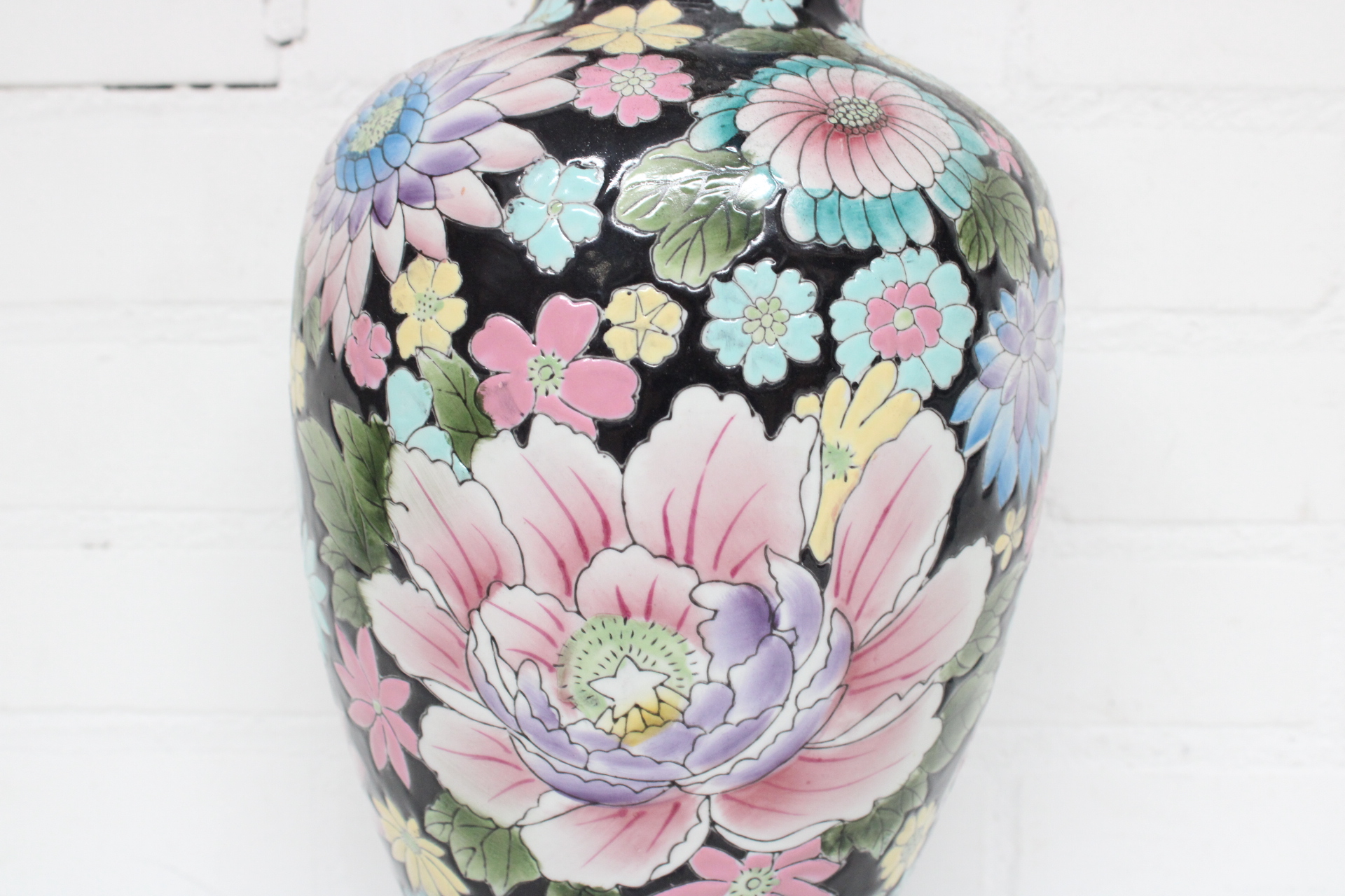 Vaas met kleurrijk bloemmotief – foto 4 – kavel bij GSD Auctions, Zoeterwoude