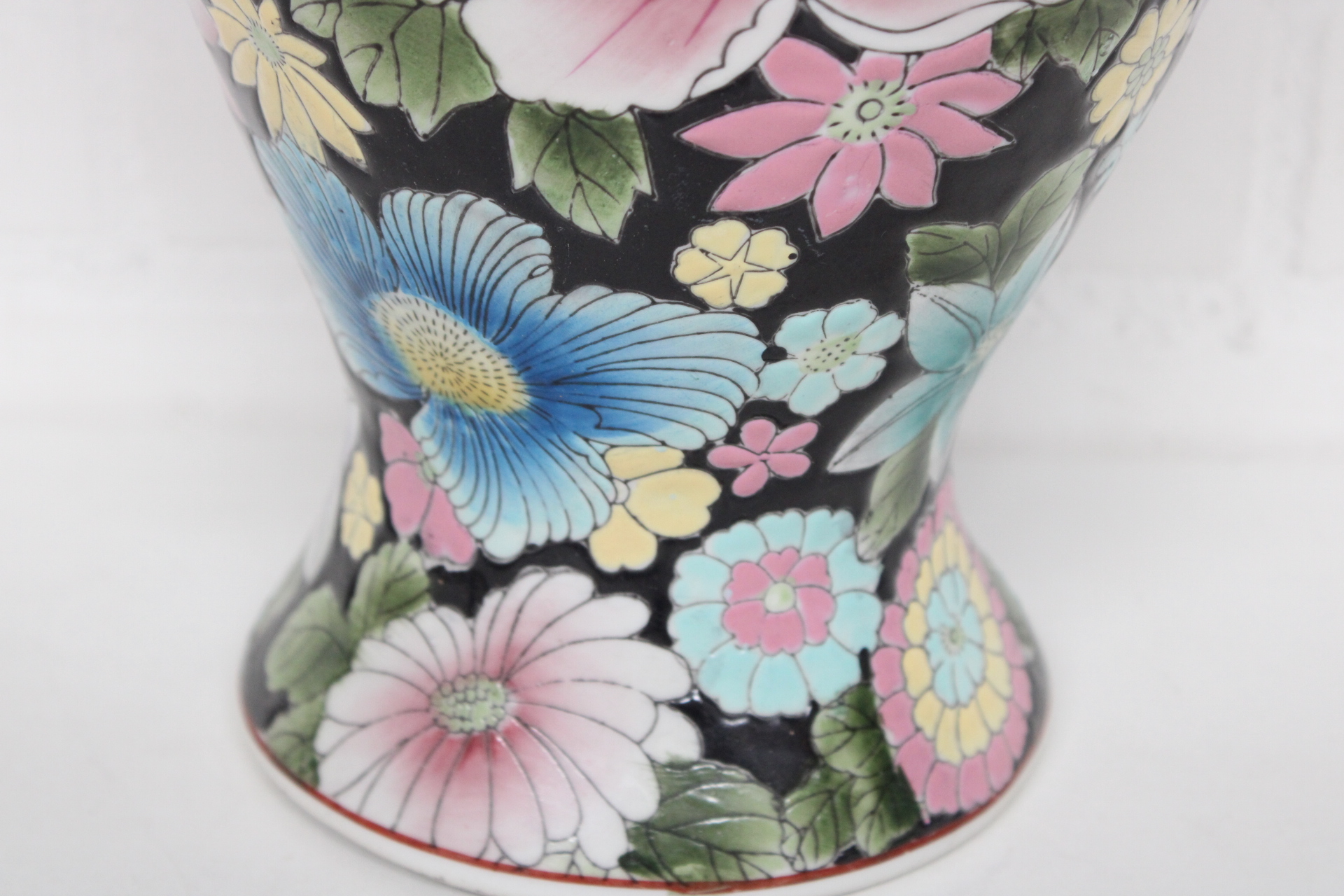 Vaas met kleurrijk bloemmotief – foto 5 – kavel bij GSD Auctions, Zoeterwoude