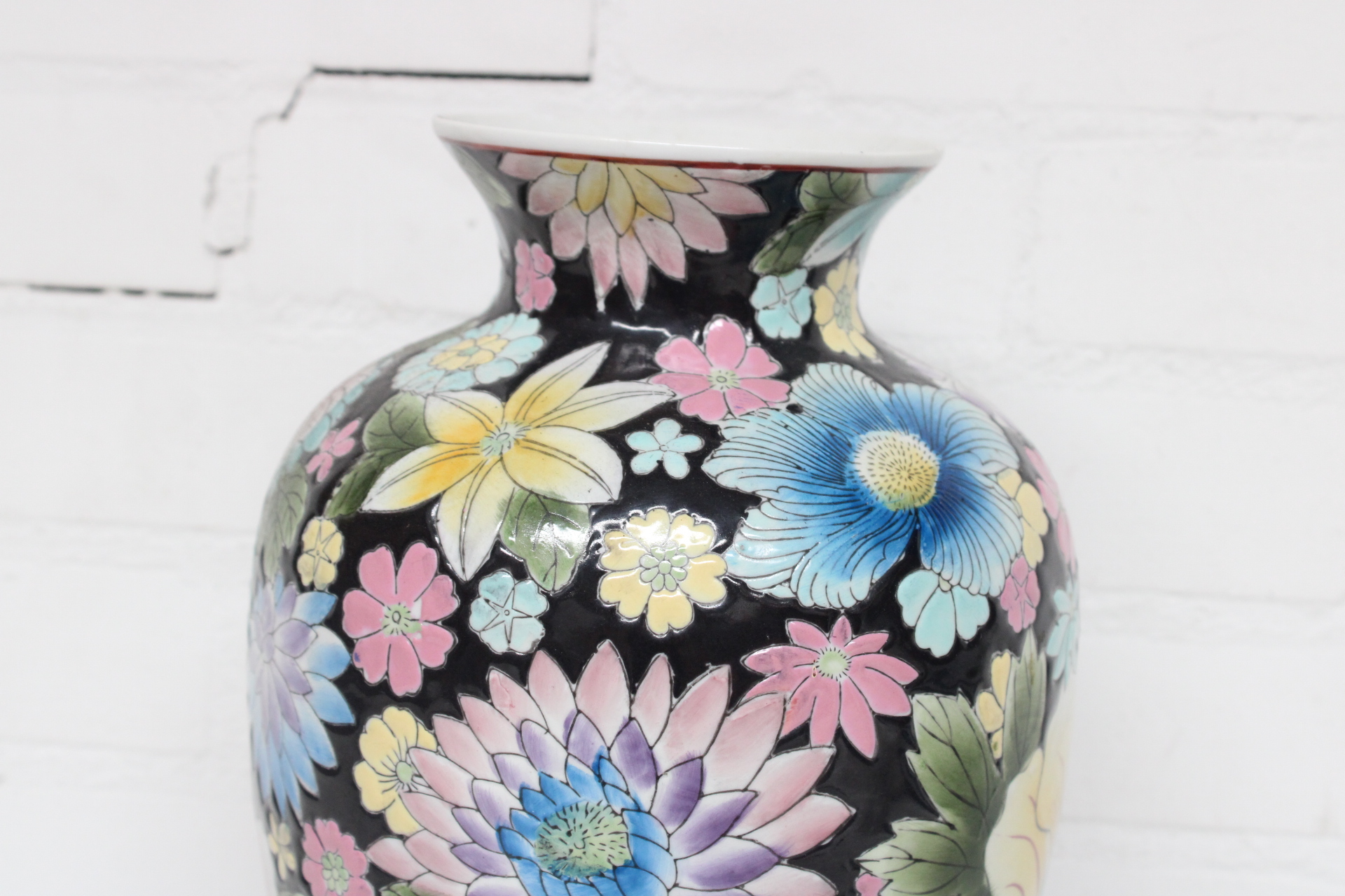Vaas met kleurrijk bloemmotief – foto 6 – kavel bij GSD Auctions, Zoeterwoude