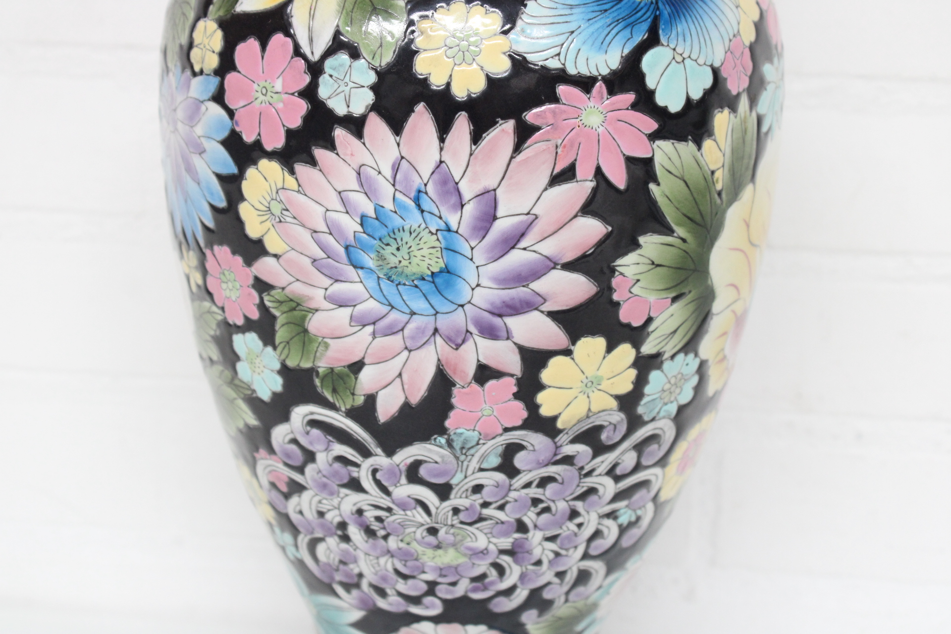 Vaas met kleurrijk bloemmotief – foto 7 – kavel bij GSD Auctions, Zoeterwoude