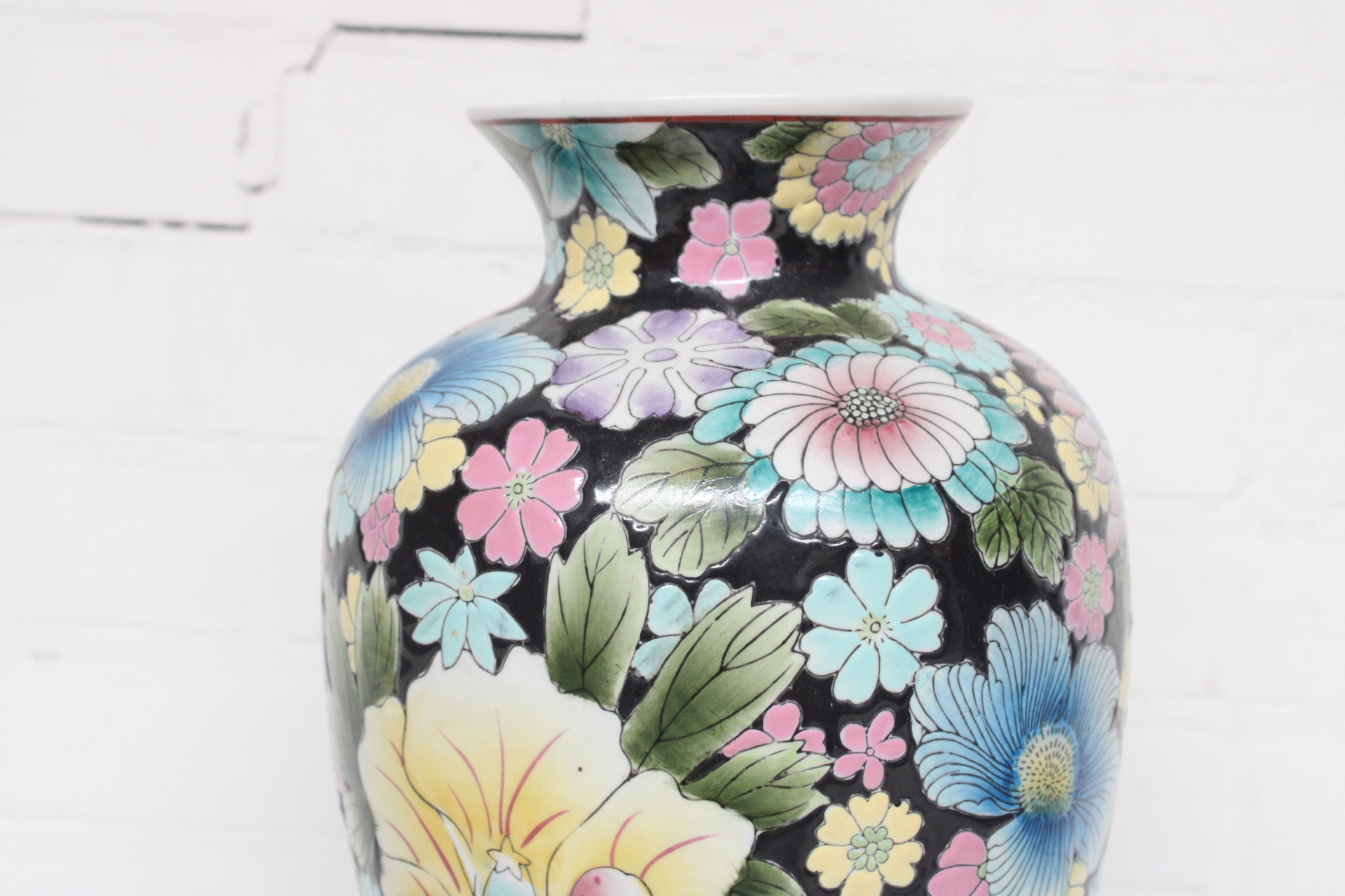 Vaas met kleurrijk bloemmotief – foto 9 – kavel bij GSD Auctions, Zoeterwoude