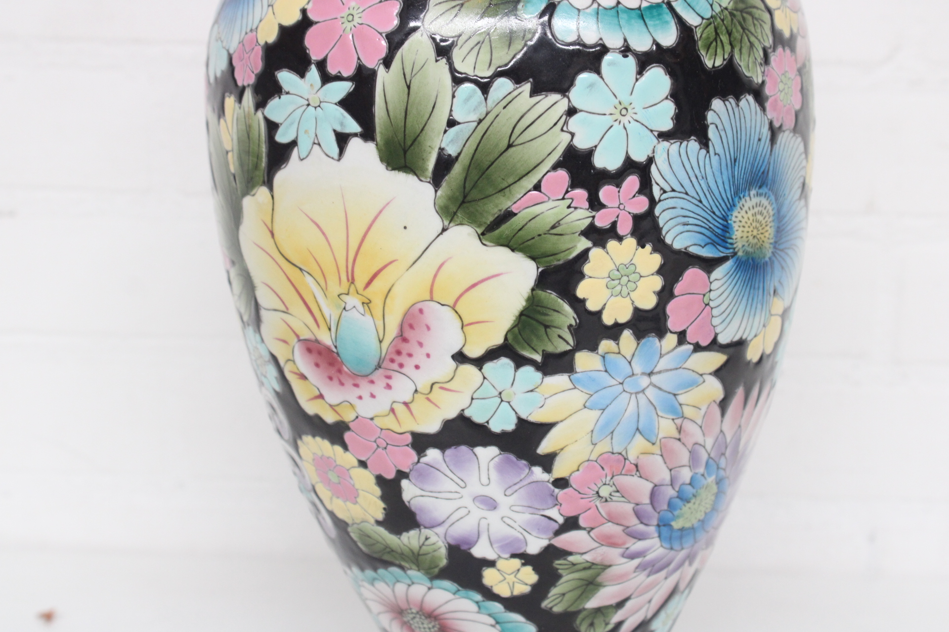 Vaas met kleurrijk bloemmotief – foto 10 – kavel bij GSD Auctions, Zoeterwoude