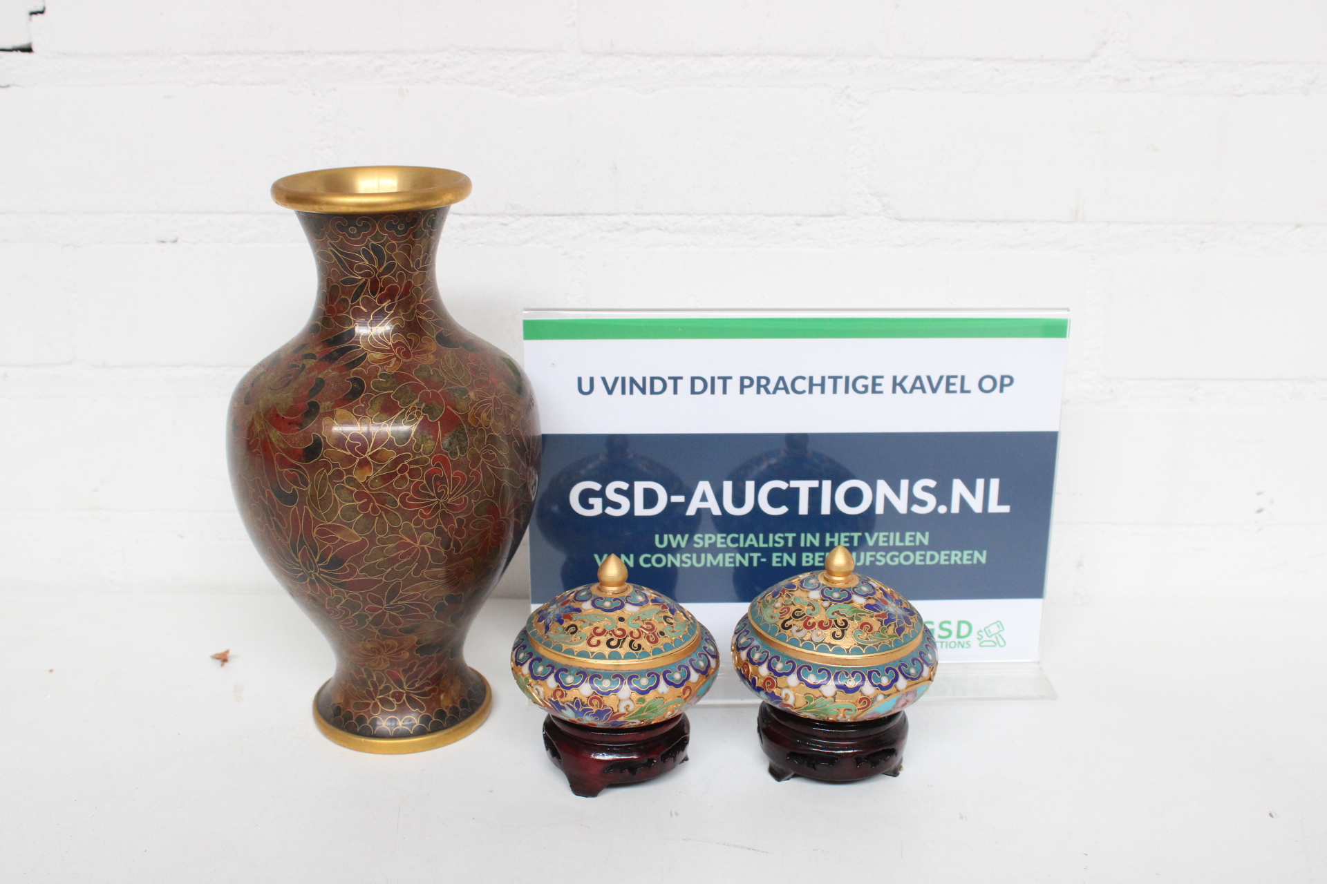 Set van Cloisonné vaas en dekseldoosjes – kavel bij GSD Auctions, Zoeterwoude