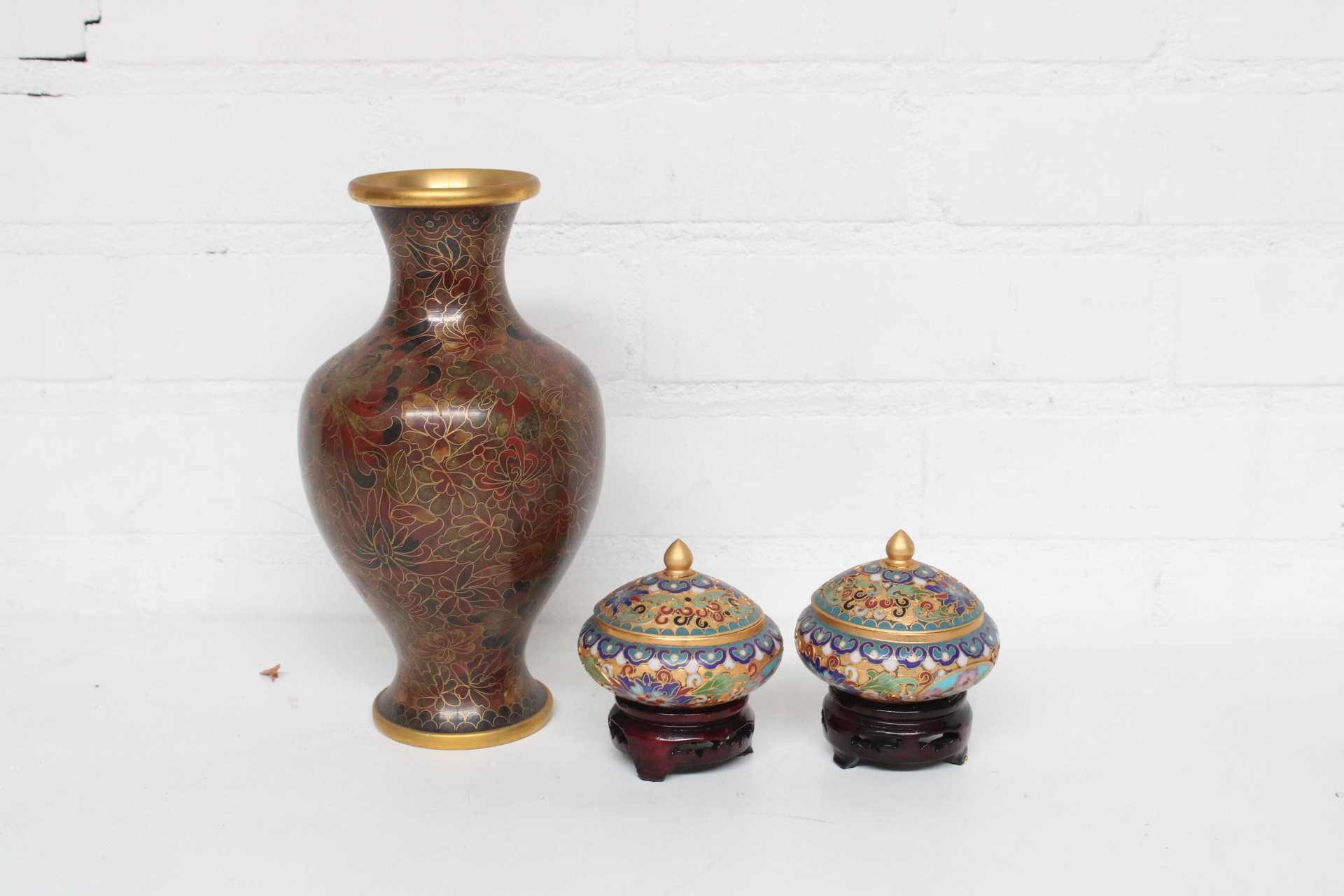Set van Cloisonné vaas en dekseldoosjes – foto 2 – kavel bij GSD Auctions, Zoeterwoude