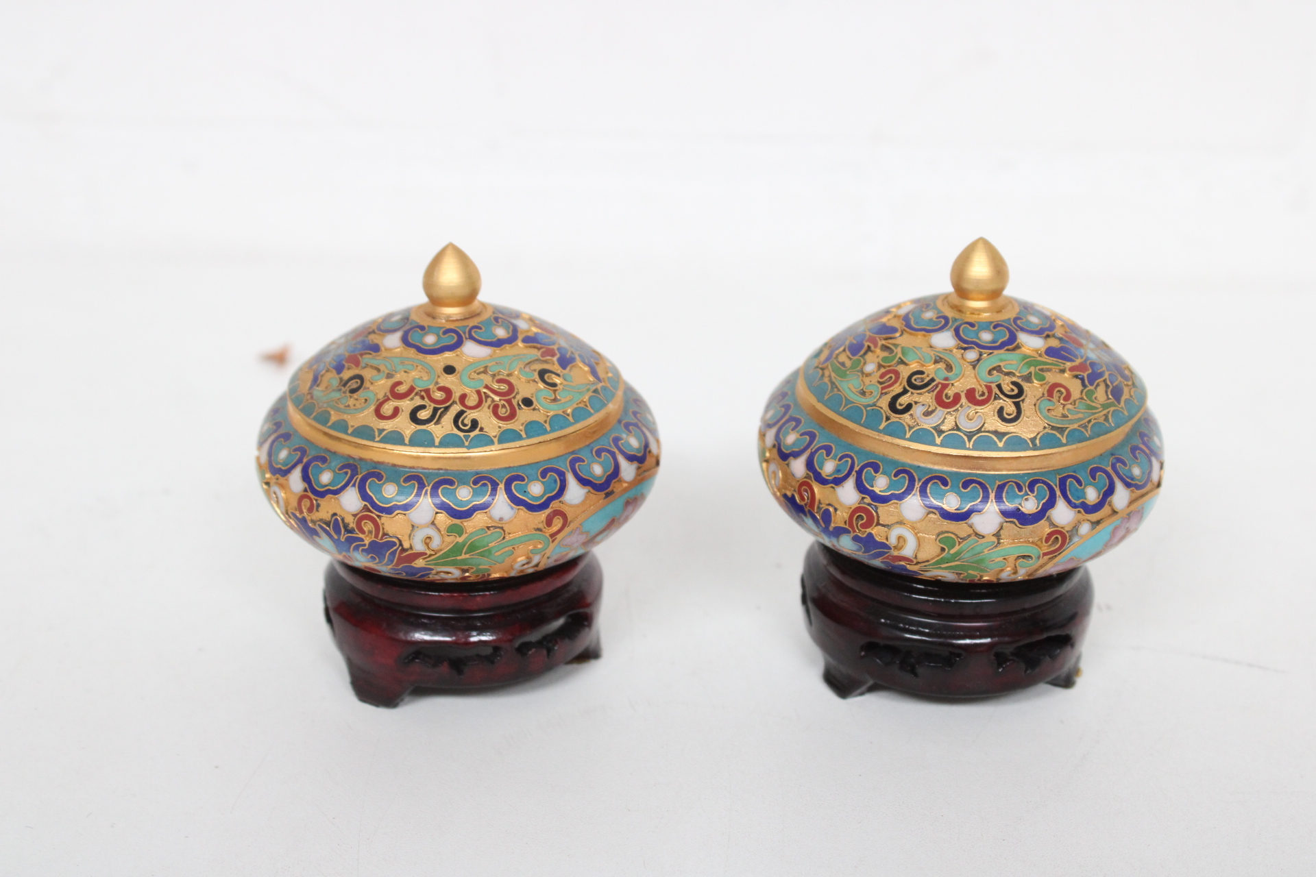 Set van Cloisonné vaas en dekseldoosjes – foto 6 – kavel bij GSD Auctions, Zoeterwoude