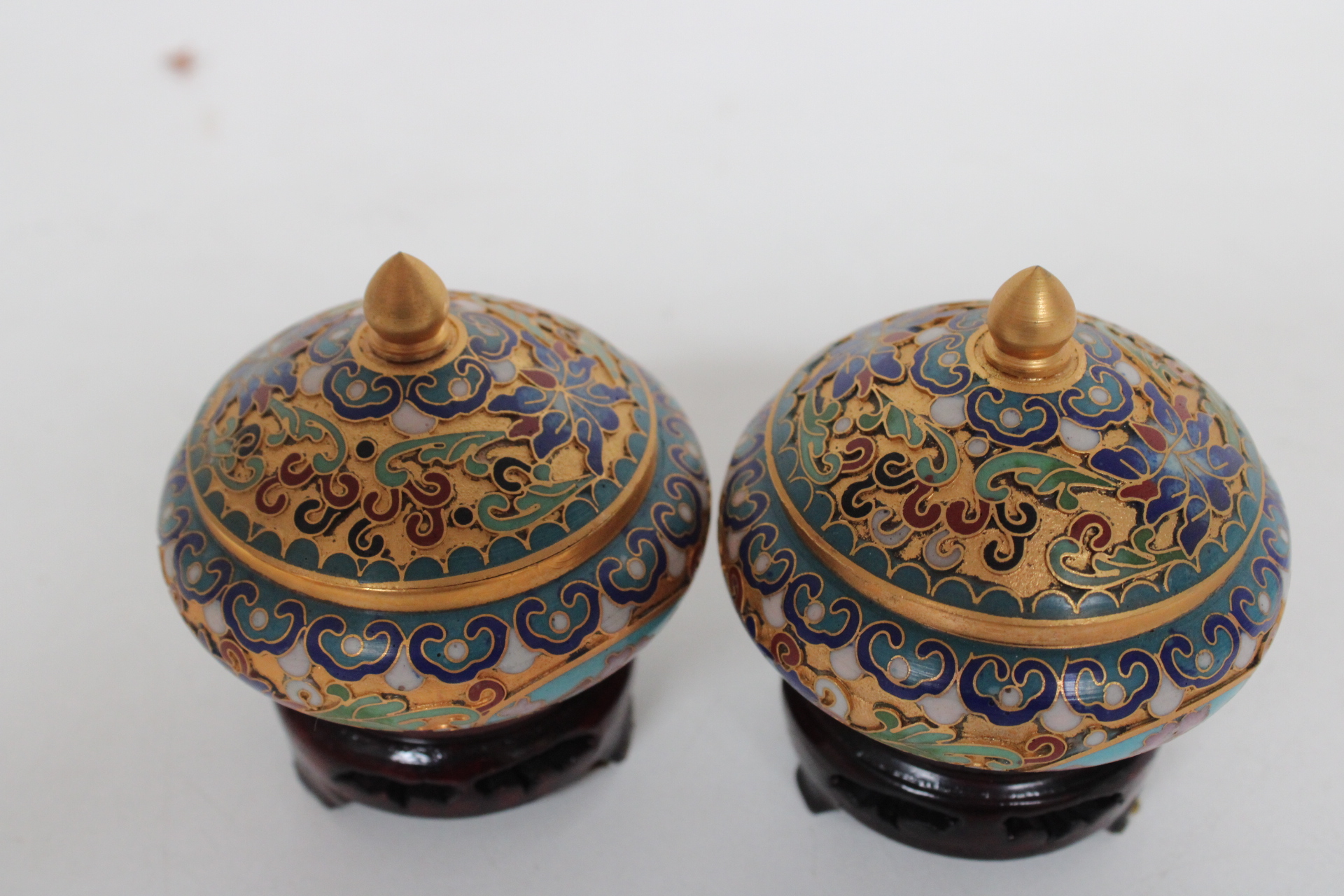 Set van Cloisonné vaas en dekseldoosjes – foto 7 – kavel bij GSD Auctions, Zoeterwoude