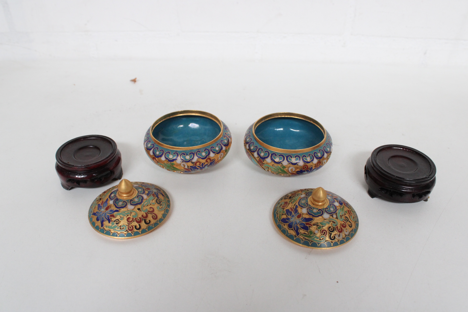 Set van Cloisonné vaas en dekseldoosjes – foto 8 – kavel bij GSD Auctions, Zoeterwoude