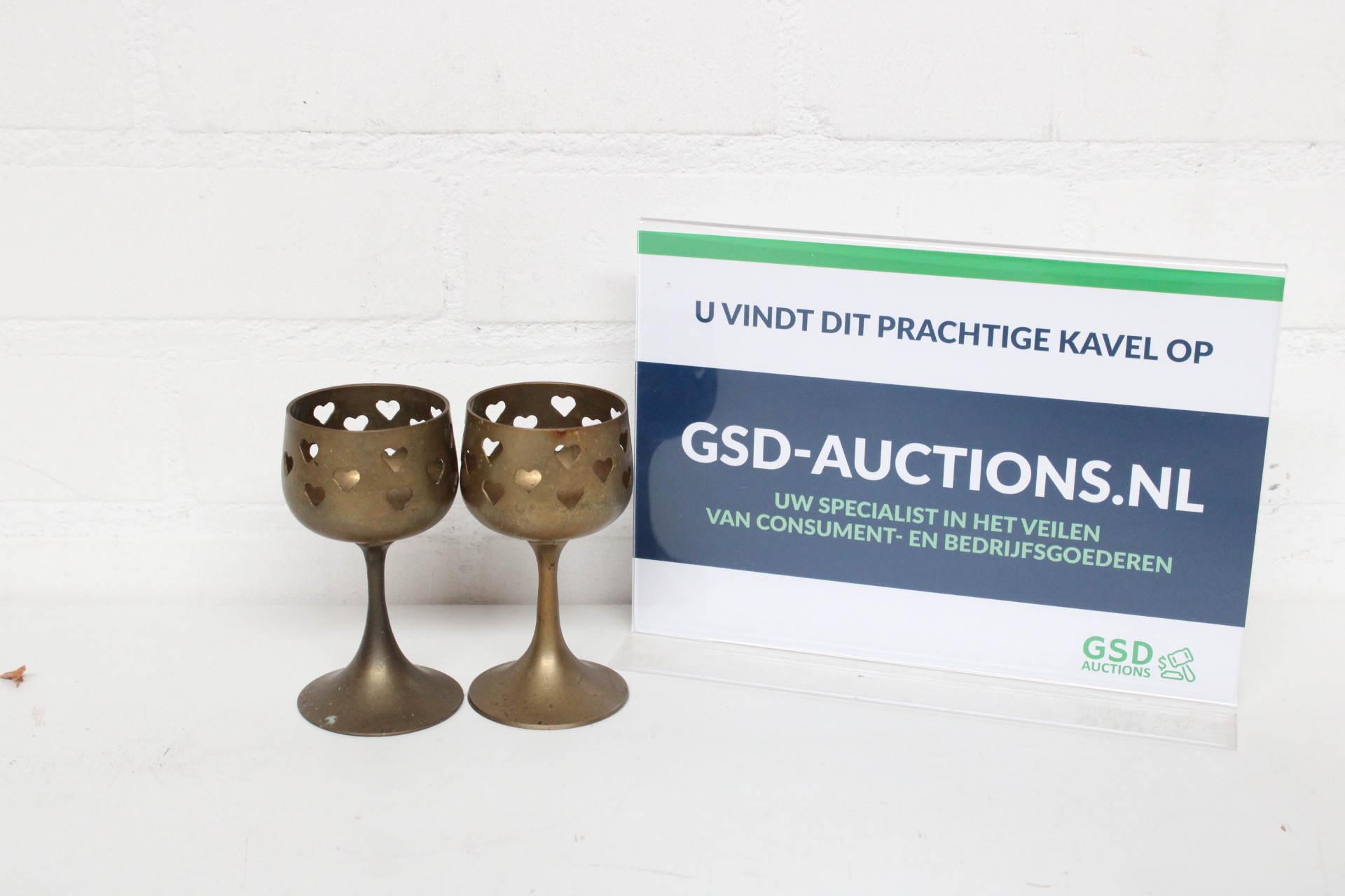 Set van twee metalen kandelaars met hartmotief – kavel bij GSD Auctions, Zoeterwoude