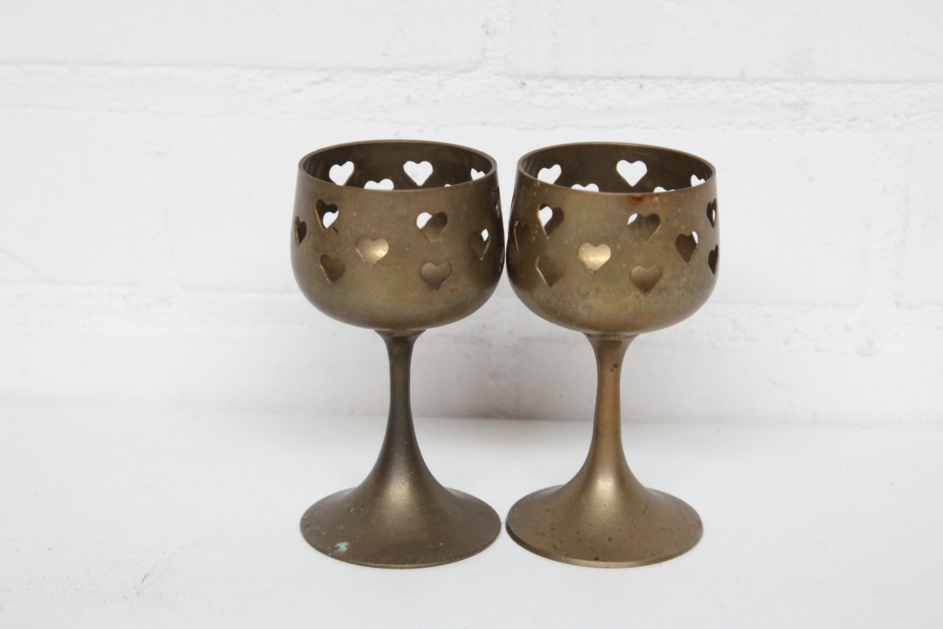 Set van twee metalen kandelaars met hartmotief – foto 2 – kavel bij GSD Auctions, Zoeterwoude