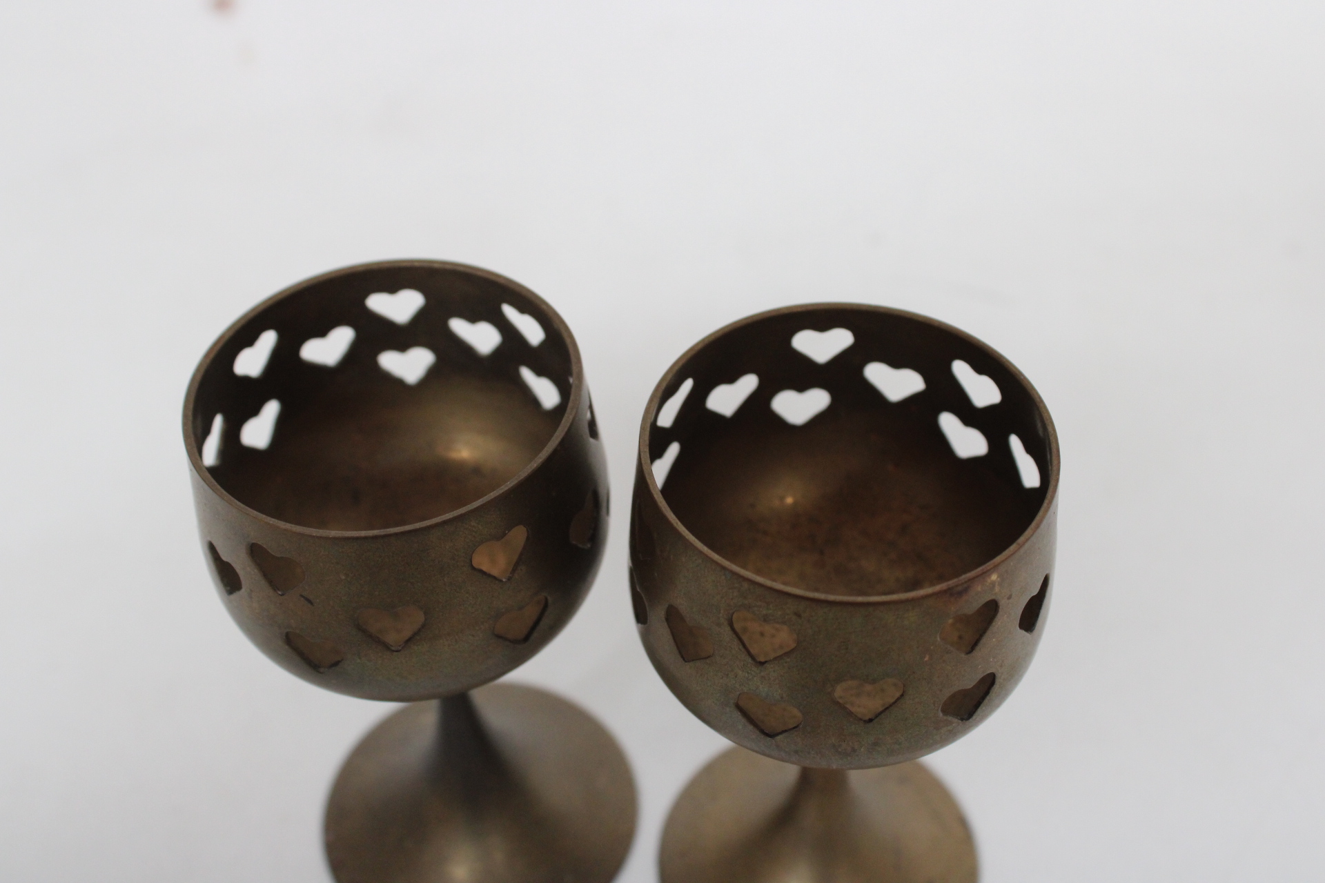 Set van twee metalen kandelaars met hartmotief – foto 3 – kavel bij GSD Auctions, Zoeterwoude