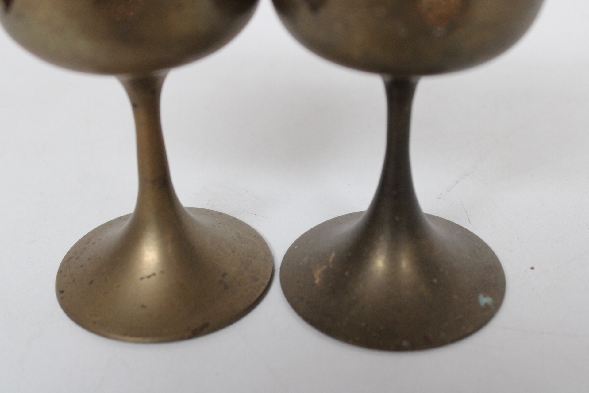Set van twee metalen kandelaars met hartmotief – foto 4 – kavel bij GSD Auctions, Zoeterwoude