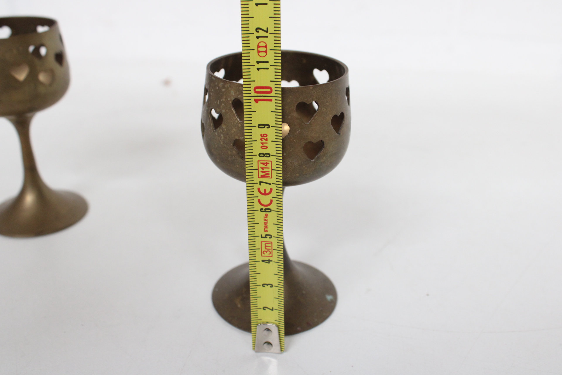 Set van twee metalen kandelaars met hartmotief – foto 6 – kavel bij GSD Auctions, Zoeterwoude