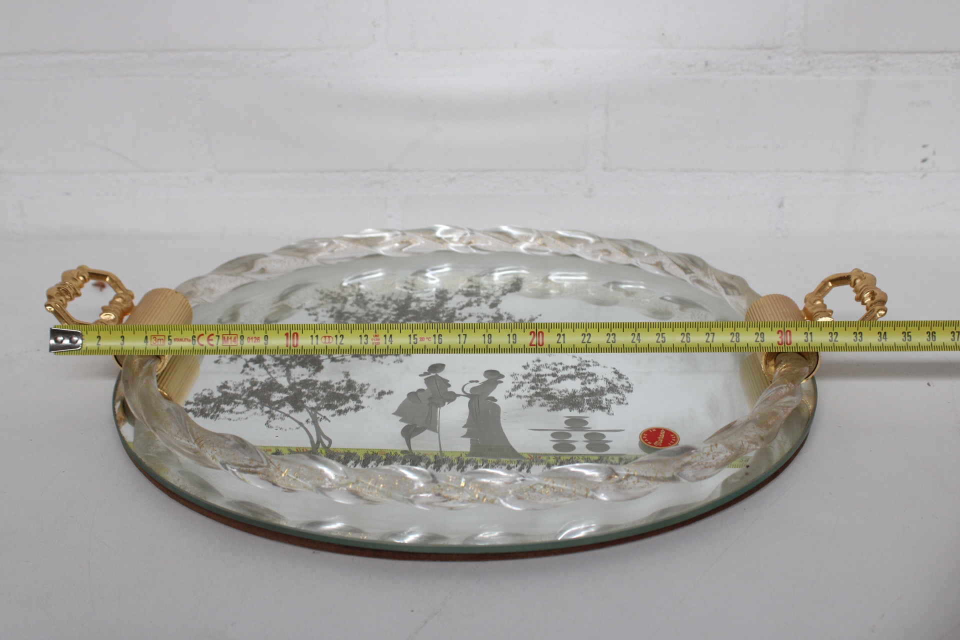 Glazen serveerschaal met goudkleurige handvatten – foto 7 – kavel bij GSD Auctions, Zoeterwoude