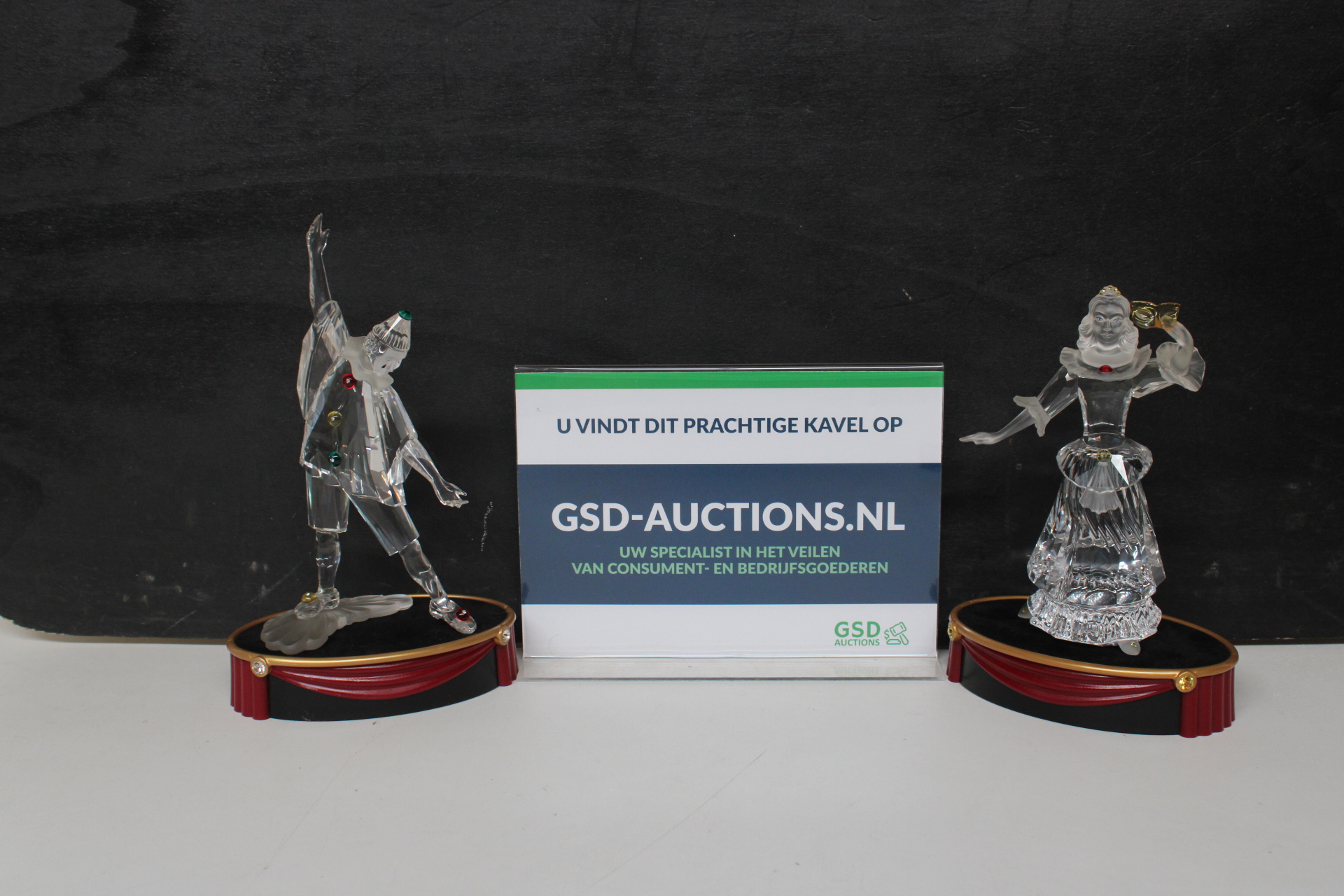 Set kristallen decoratieve beelden op voet – kavel bij GSD Auctions, Zoeterwoude
