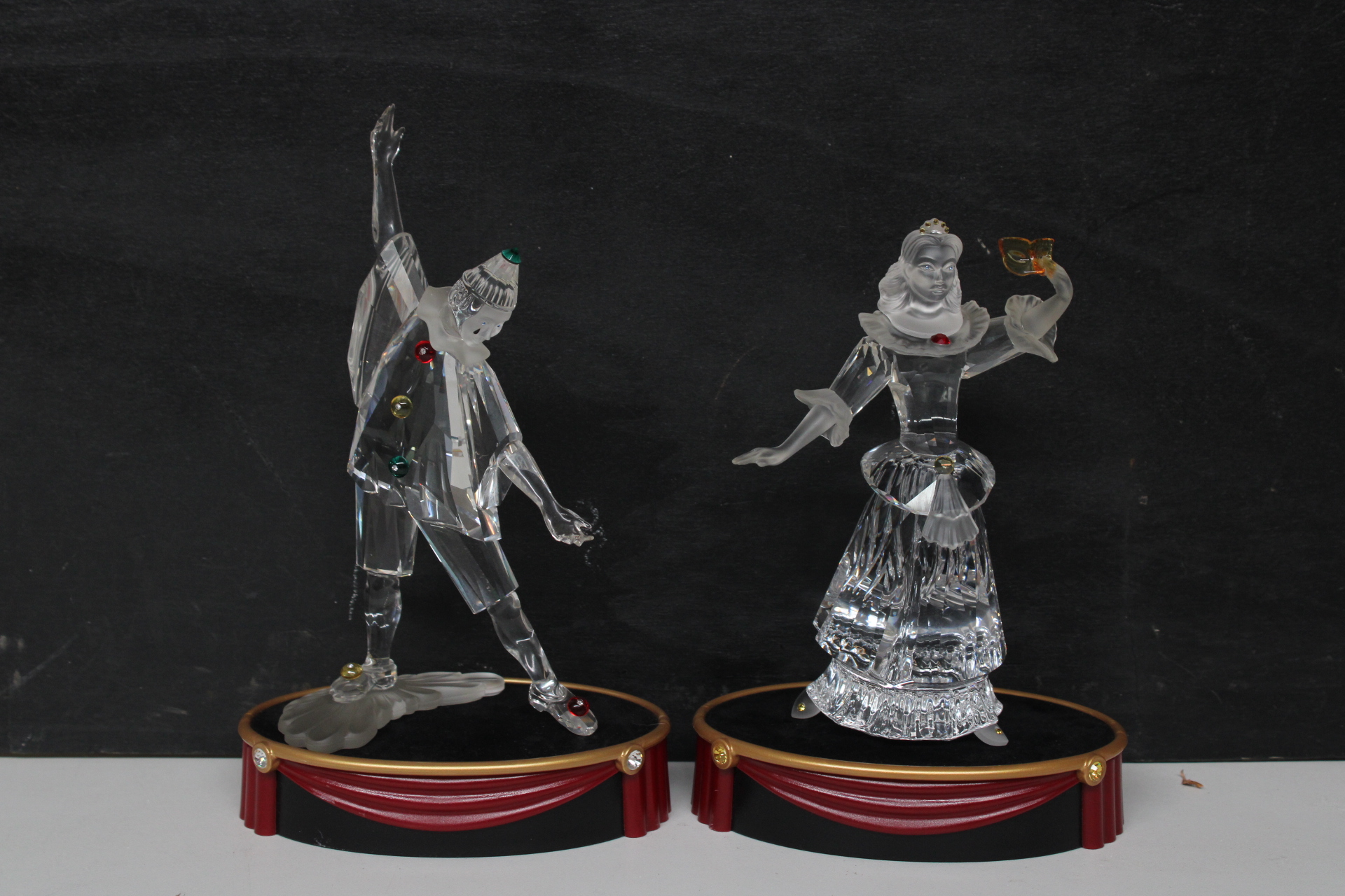 Set kristallen decoratieve beelden op voet – foto 2 – kavel bij GSD Auctions, Zoeterwoude