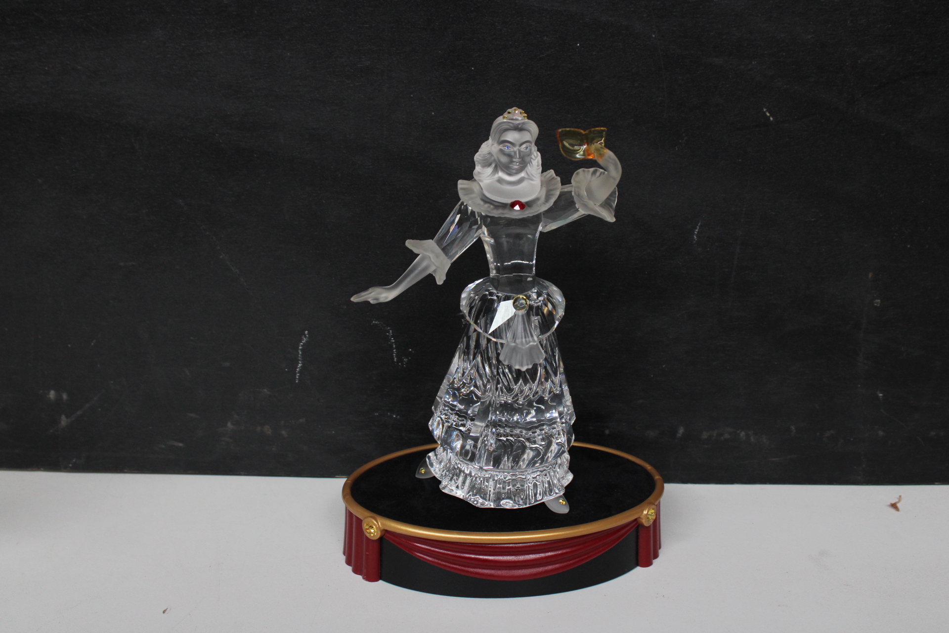 Set kristallen decoratieve beelden op voet – foto 10 – kavel bij GSD Auctions, Zoeterwoude