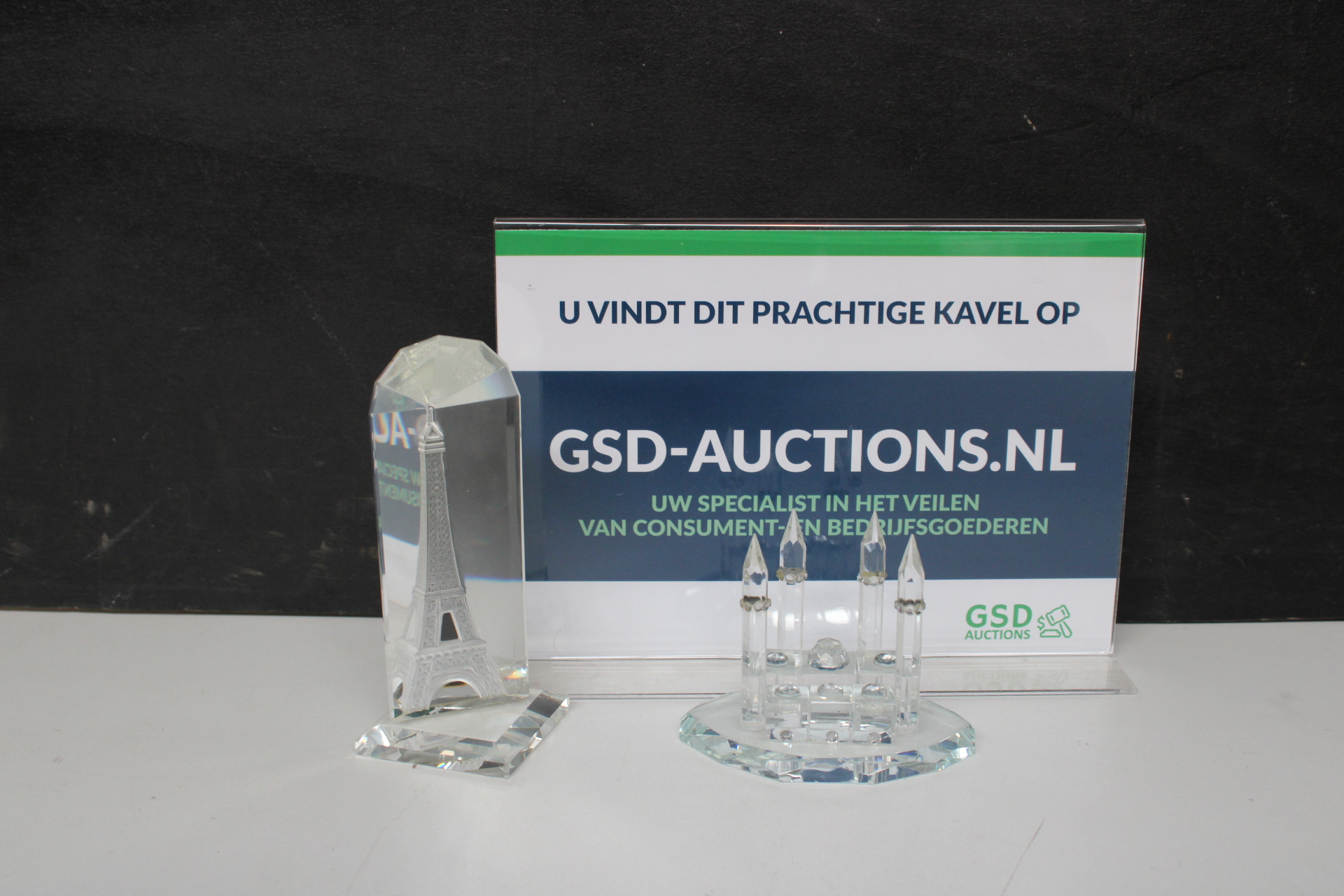 Set glazen miniaturen van Eiffeltoren en kasteel – kavel bij GSD Auctions, Zoeterwoude