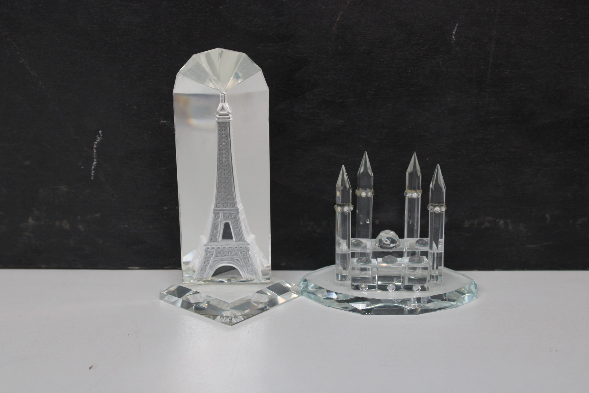 Set glazen miniaturen van Eiffeltoren en kasteel – foto 2 – kavel bij GSD Auctions, Zoeterwoude