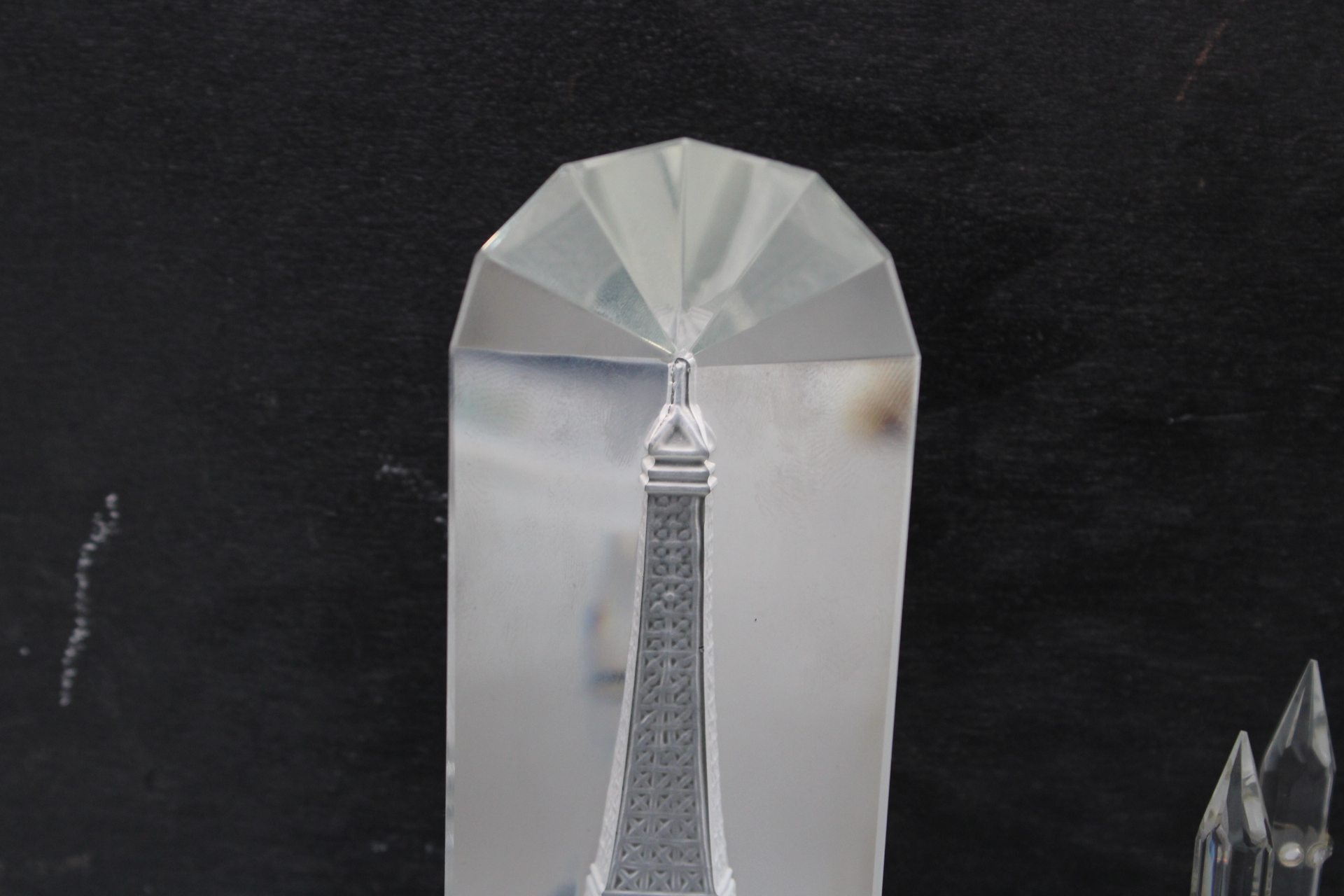 Set glazen miniaturen van Eiffeltoren en kasteel – foto 3 – kavel bij GSD Auctions, Zoeterwoude