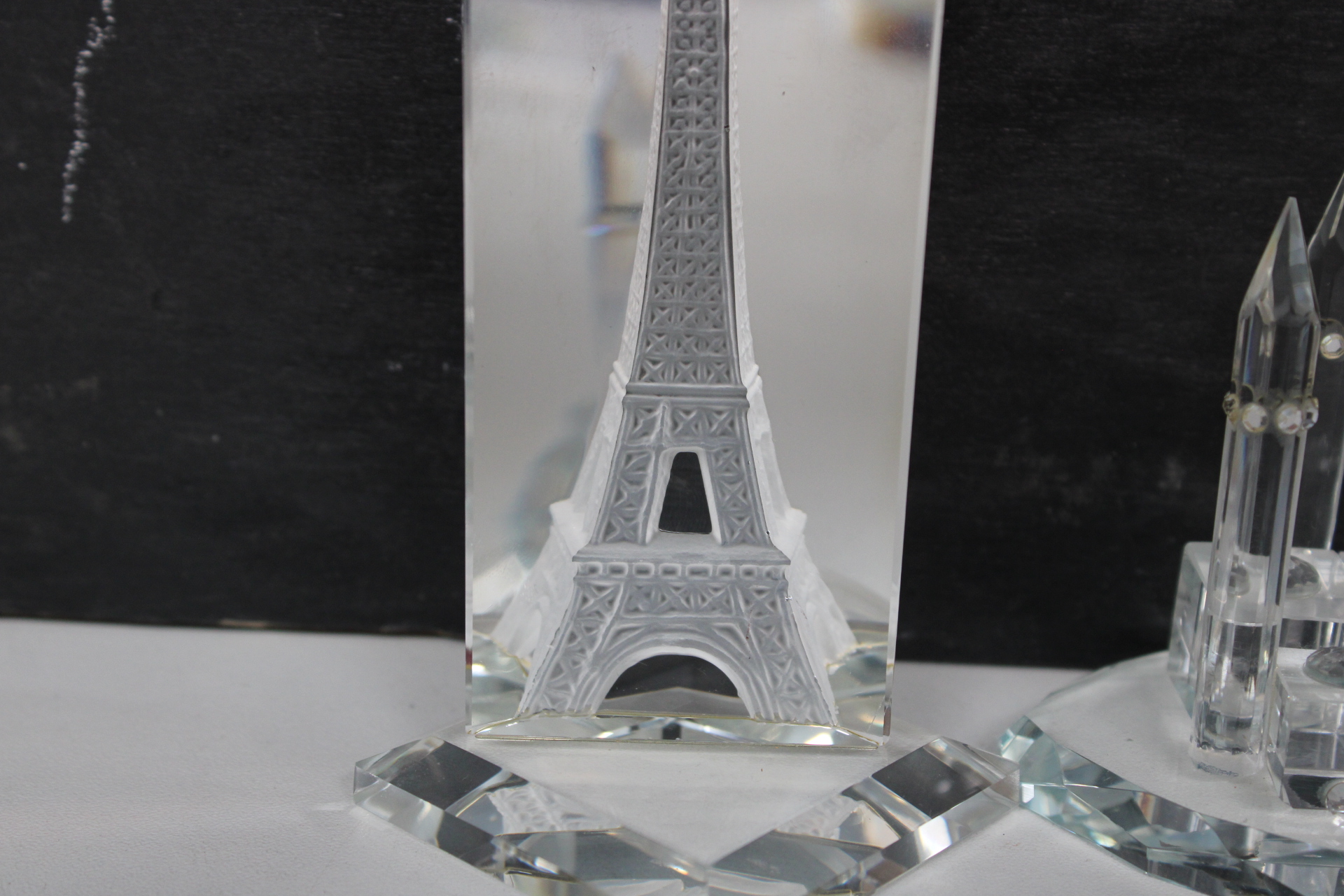 Set glazen miniaturen van Eiffeltoren en kasteel – foto 4 – kavel bij GSD Auctions, Zoeterwoude