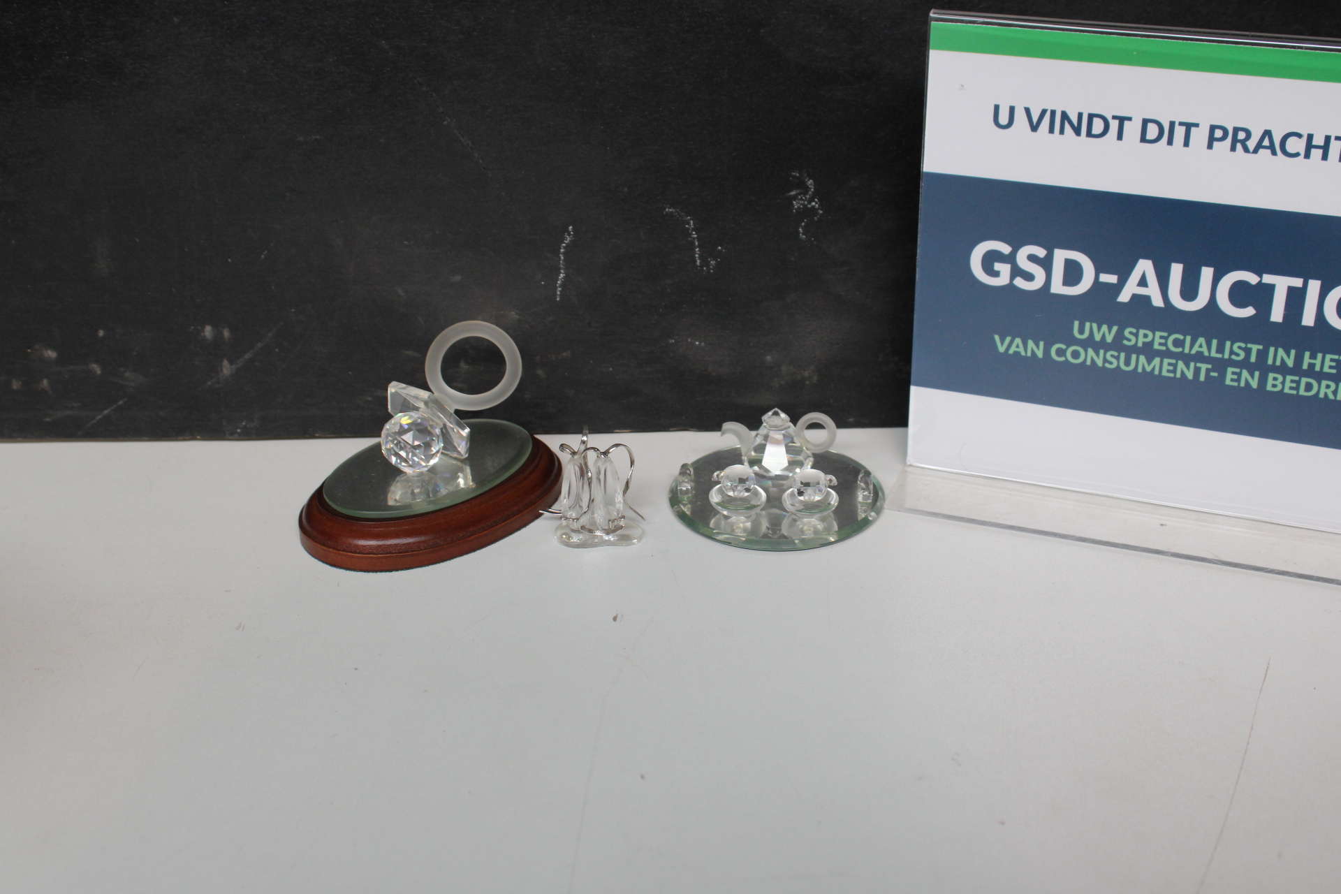 Glazen miniatuursculpturen op houten en glazen bases – kavel bij GSD Auctions, Zoeterwoude
