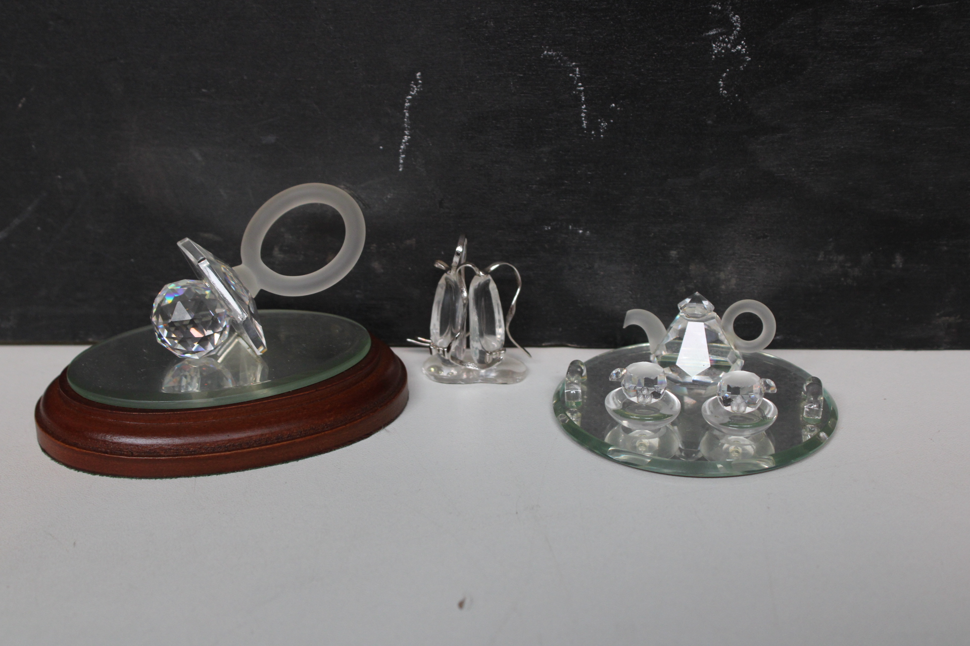 Glazen miniatuursculpturen op houten en glazen bases – foto 2 – kavel bij GSD Auctions, Zoeterwoude